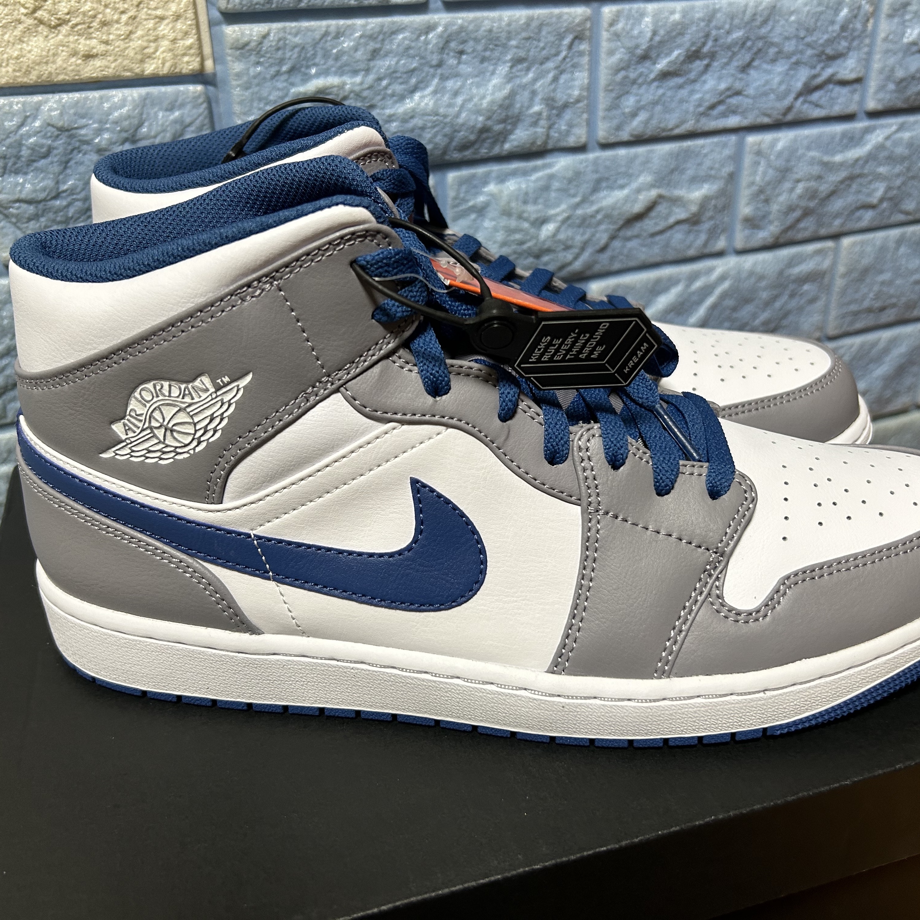 Jordan 1 Mid Cement Grey True Blue 착용 스타일