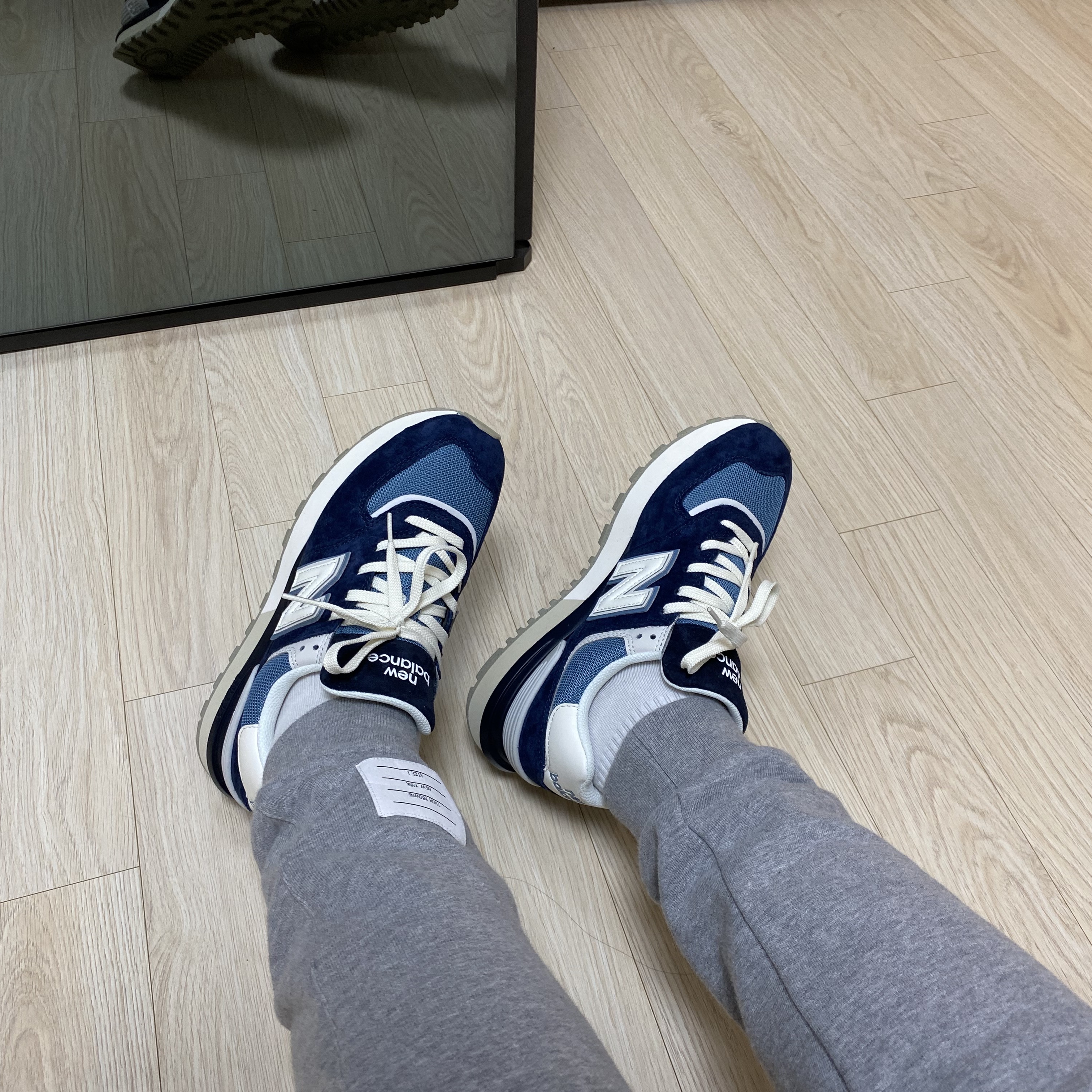New Balance 574 Legacy Navy Sea Salt 착용 스타일 - 2