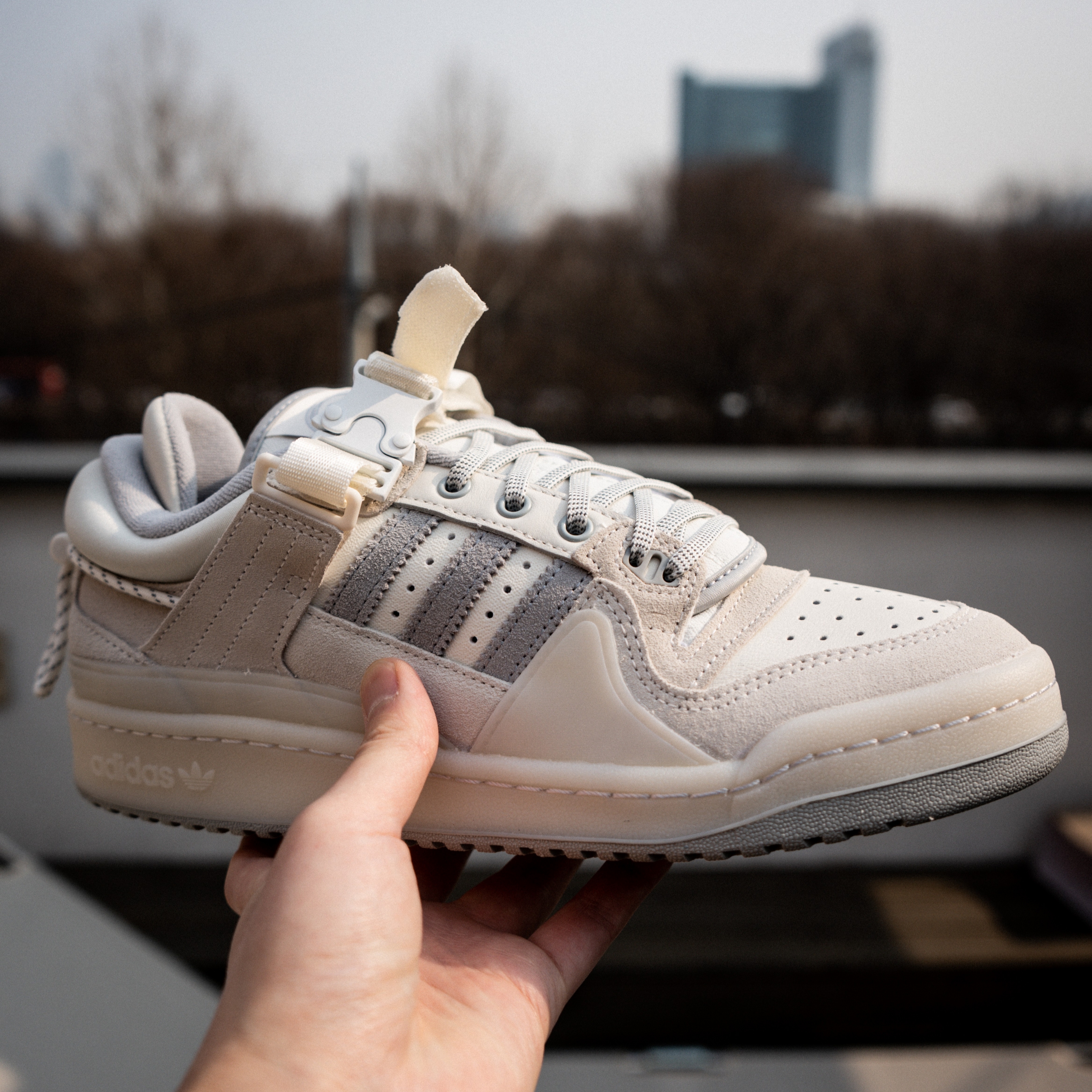 Adidas x Bad Bunny Forum Low Cloud White Clear Onix 착용 스타일 - 1