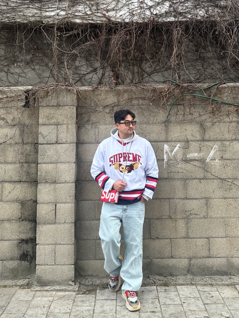 Balenciaga Triple S Trainer Blue Red, Supreme Gremlins Hockey Jersey White - 22FW 착용 스타일 - 2