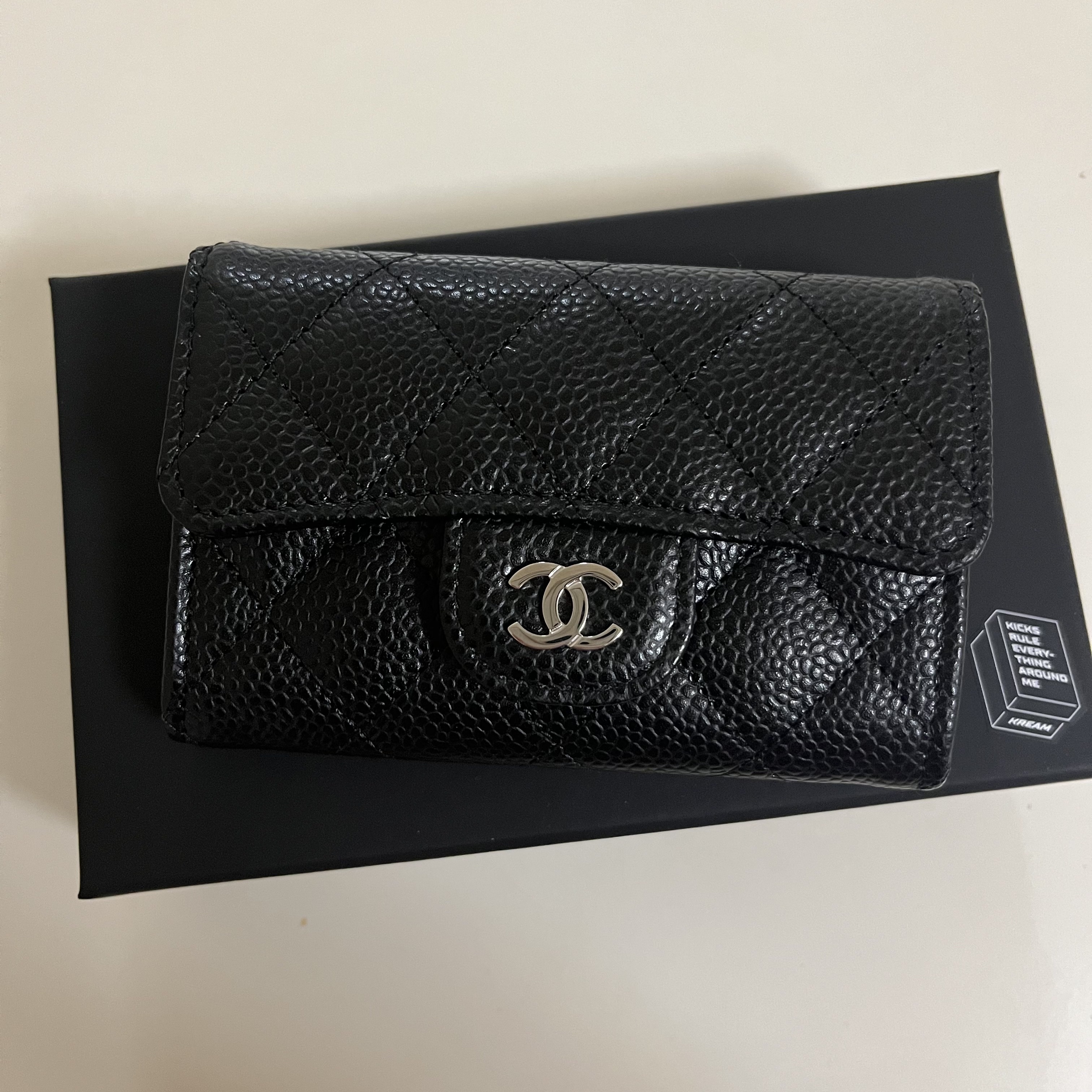Chanel Classic Card Holder Grained Calfskin & Silver Black 착용 스타일