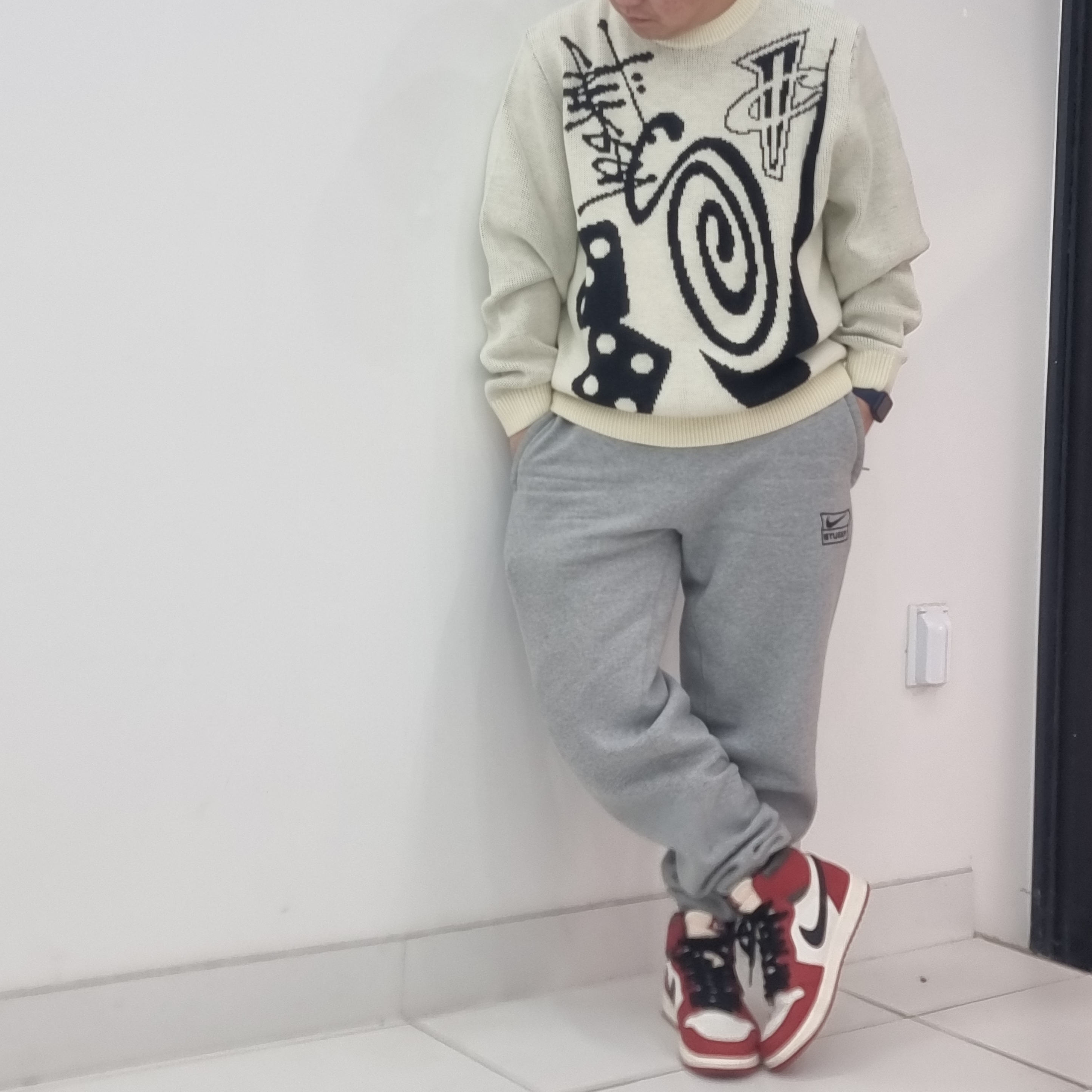 Nike x Stussy NRG LS Knit Sweater Fossil (DR2893-238), Nike x Stussy NRG RA Fleece Pants Dark Grey Heather (DJ9490-063) 착용 스타일 - 2