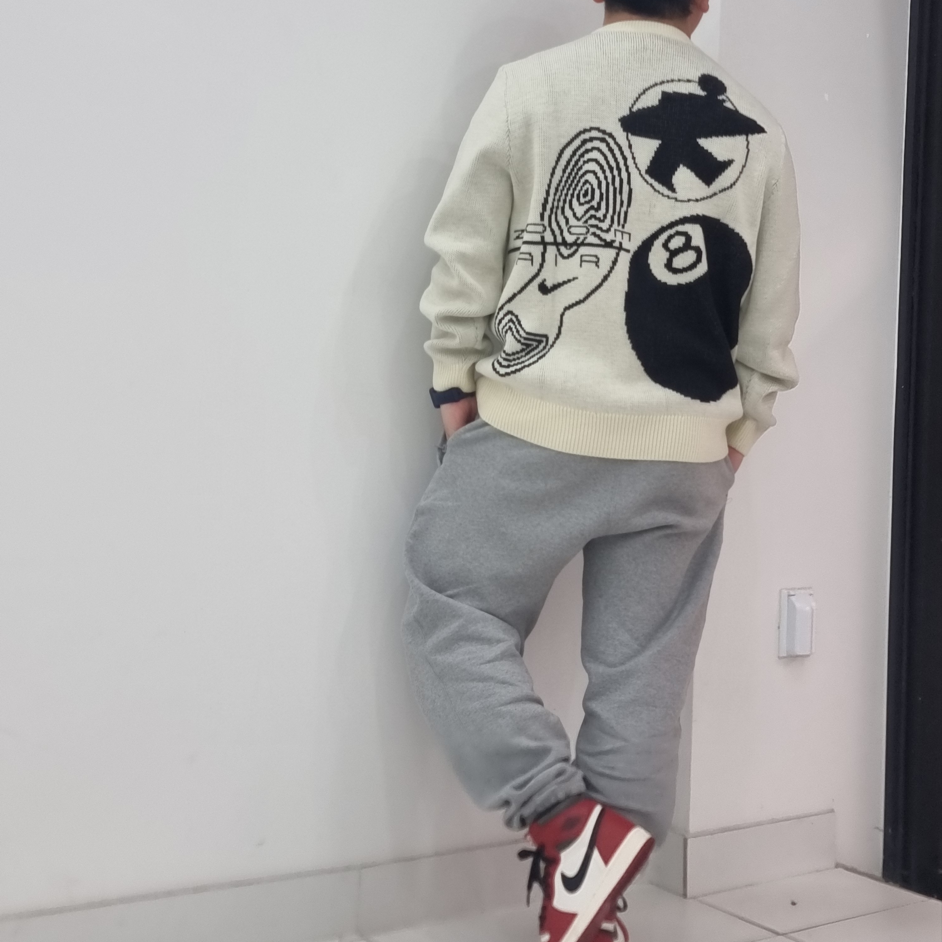 Nike x Stussy NRG LS Knit Sweater Fossil (DR2893-238), Nike x Stussy NRG RA Fleece Pants Dark Grey Heather (DJ9490-063) 착용 스타일 - 1