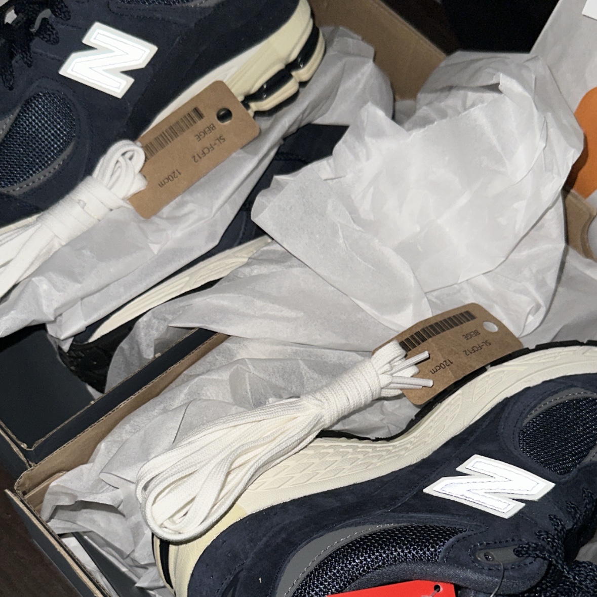 New Balance 2002R Eclipse Castlerock 착용 스타일