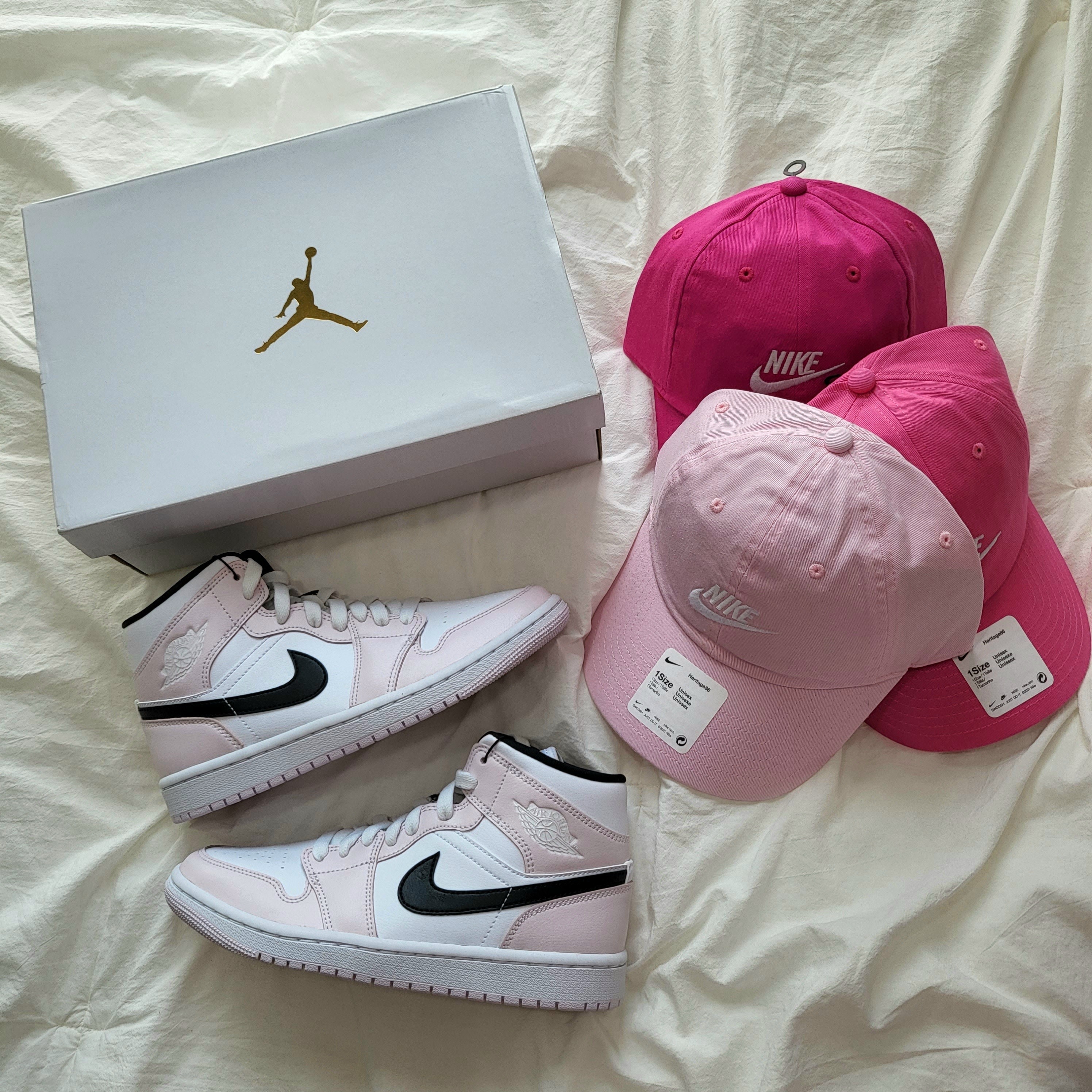 (W) Jordan 1 Mid Barely Rose, Nike Heritage 86 Futura Washed Cap Pink Foam 착용 스타일