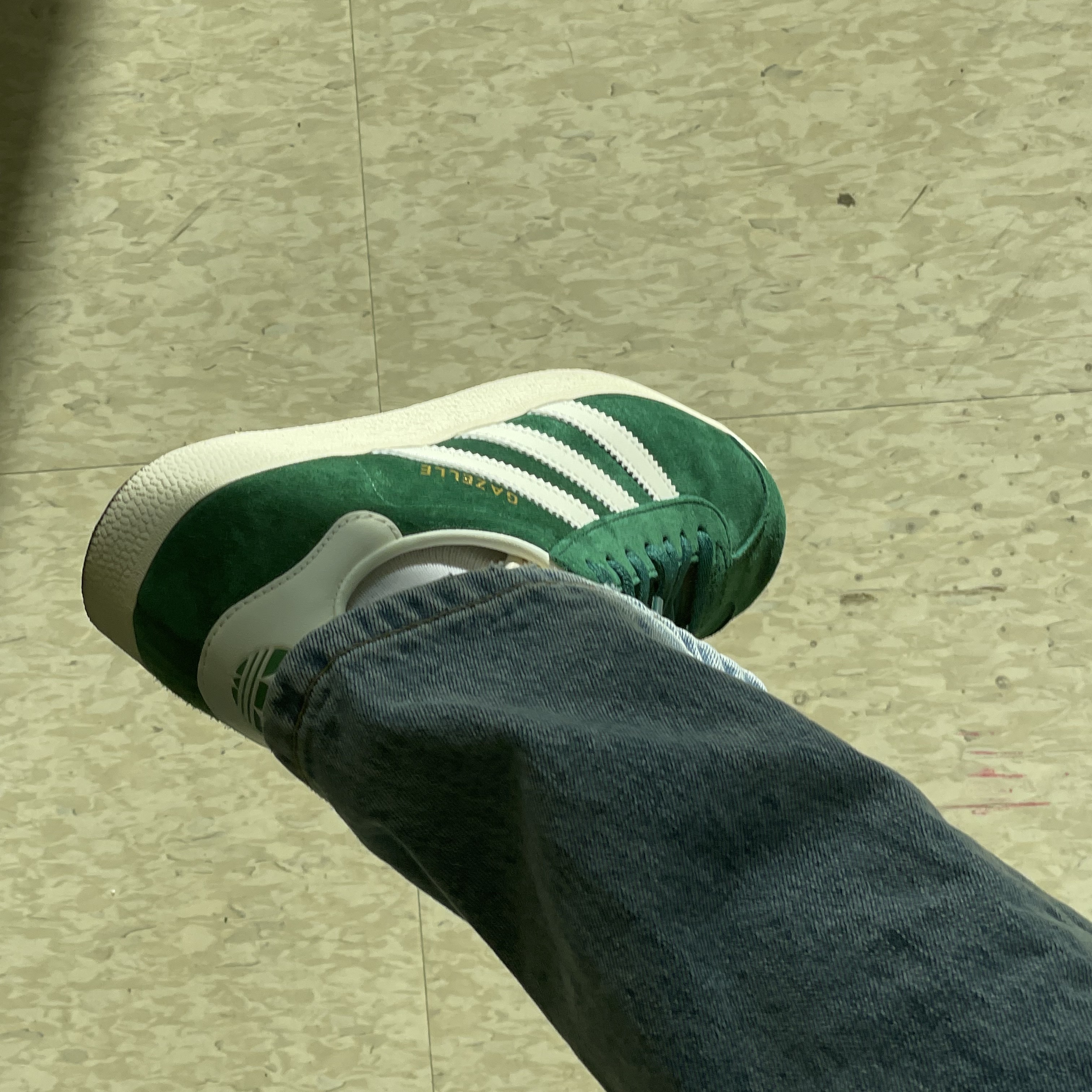 Adidas Gazelle Dark Green Cream White 착용 스타일 - 2