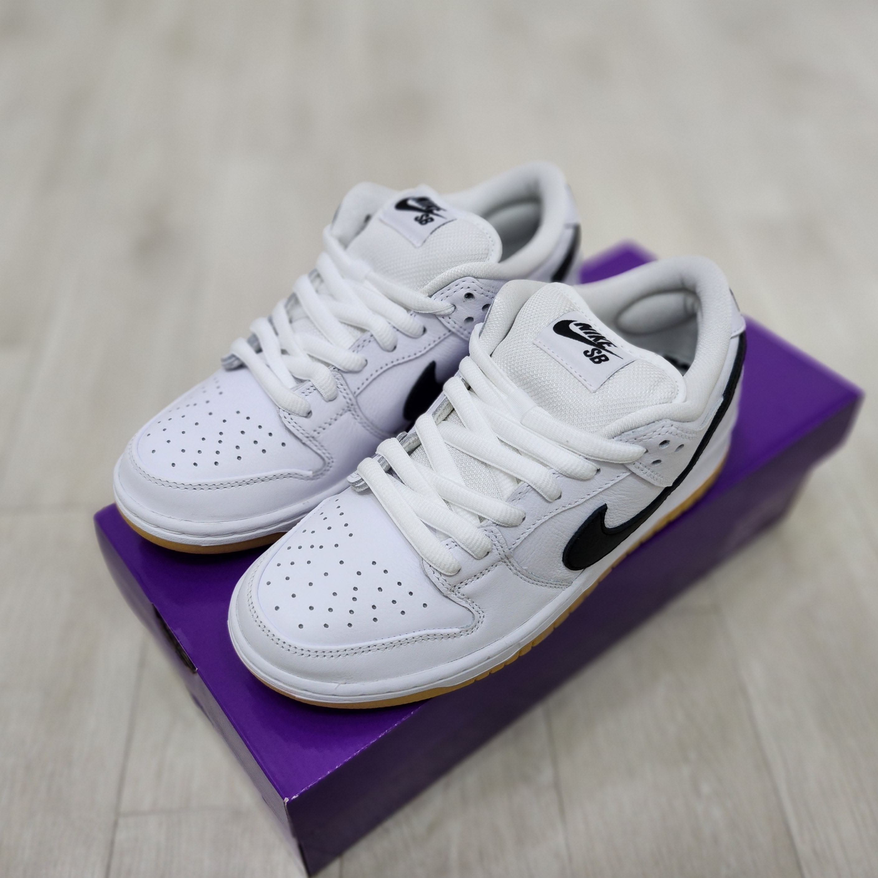 Nike SB Dunk Low Pro White and Gum Light Brown 착용 스타일 - 2