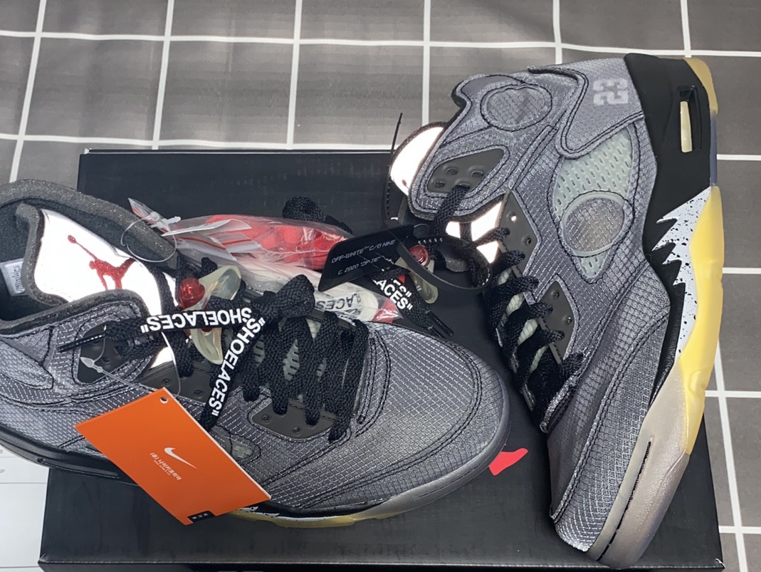 Jordan 5 x Off-White Retro SP Black Muslin 착용 스타일