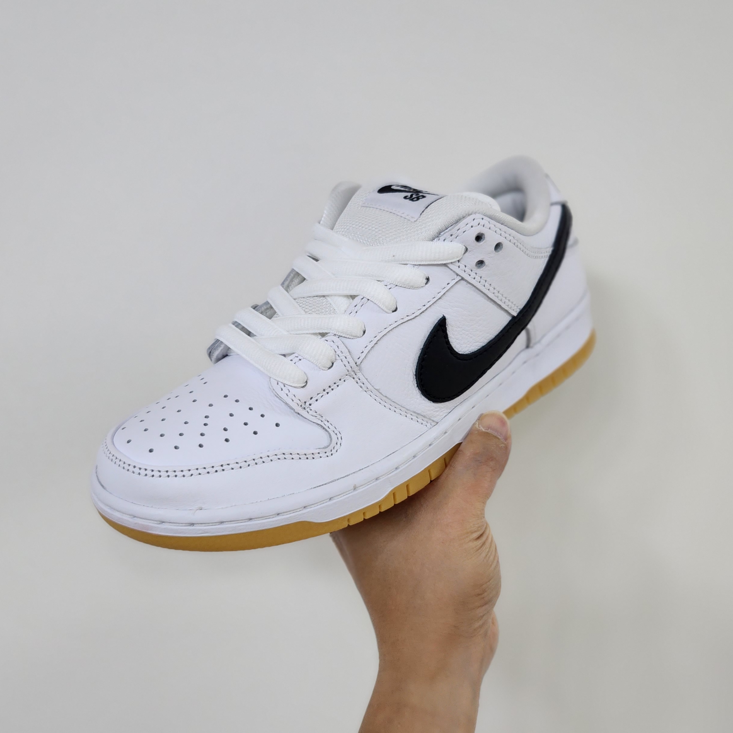 Nike SB Dunk Low Pro White and Gum Light Brown 착용 스타일 - 1