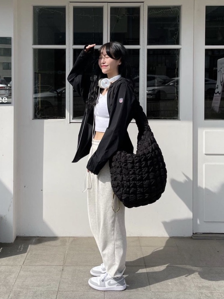 (W) Jordan 1 Low White Wolf Grey, COS Quilted Oversized Shoulder Bag Black 착용 스타일