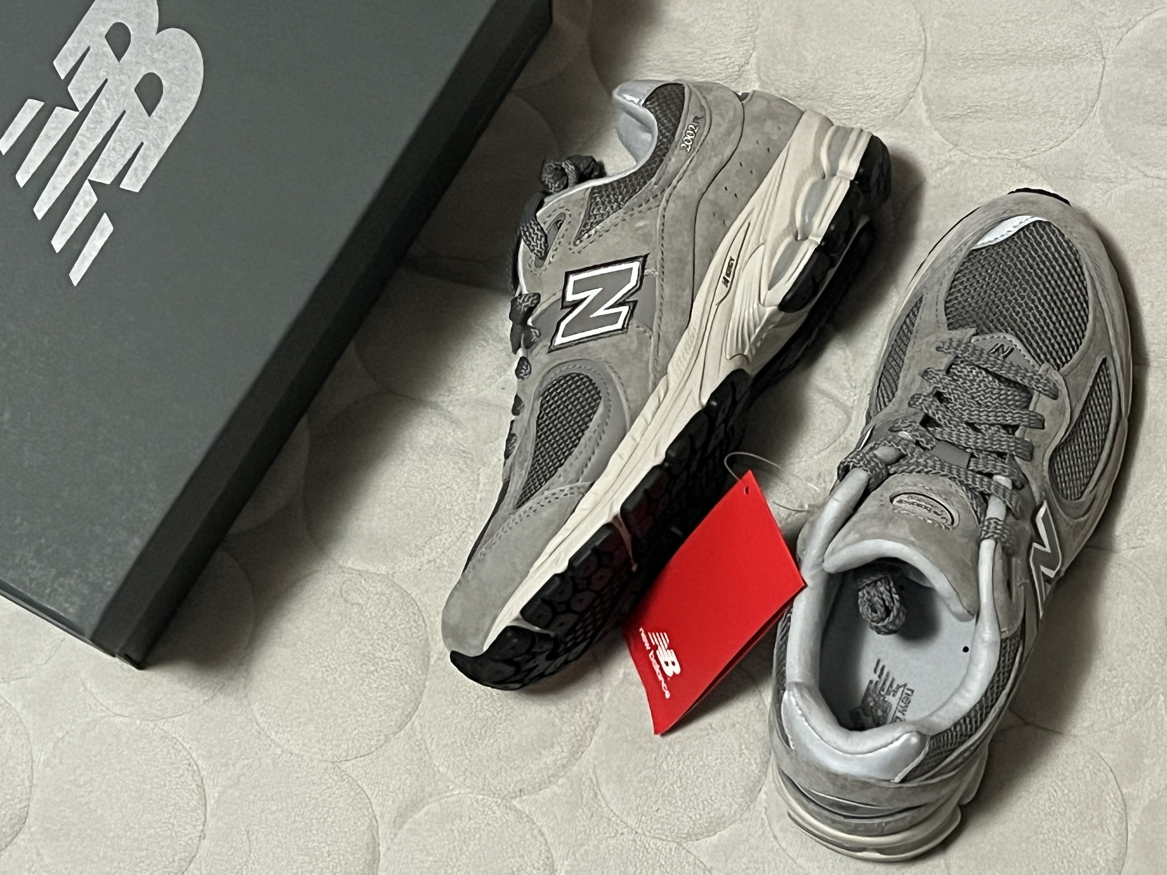 New Balance 2002R Grey 착용 스타일