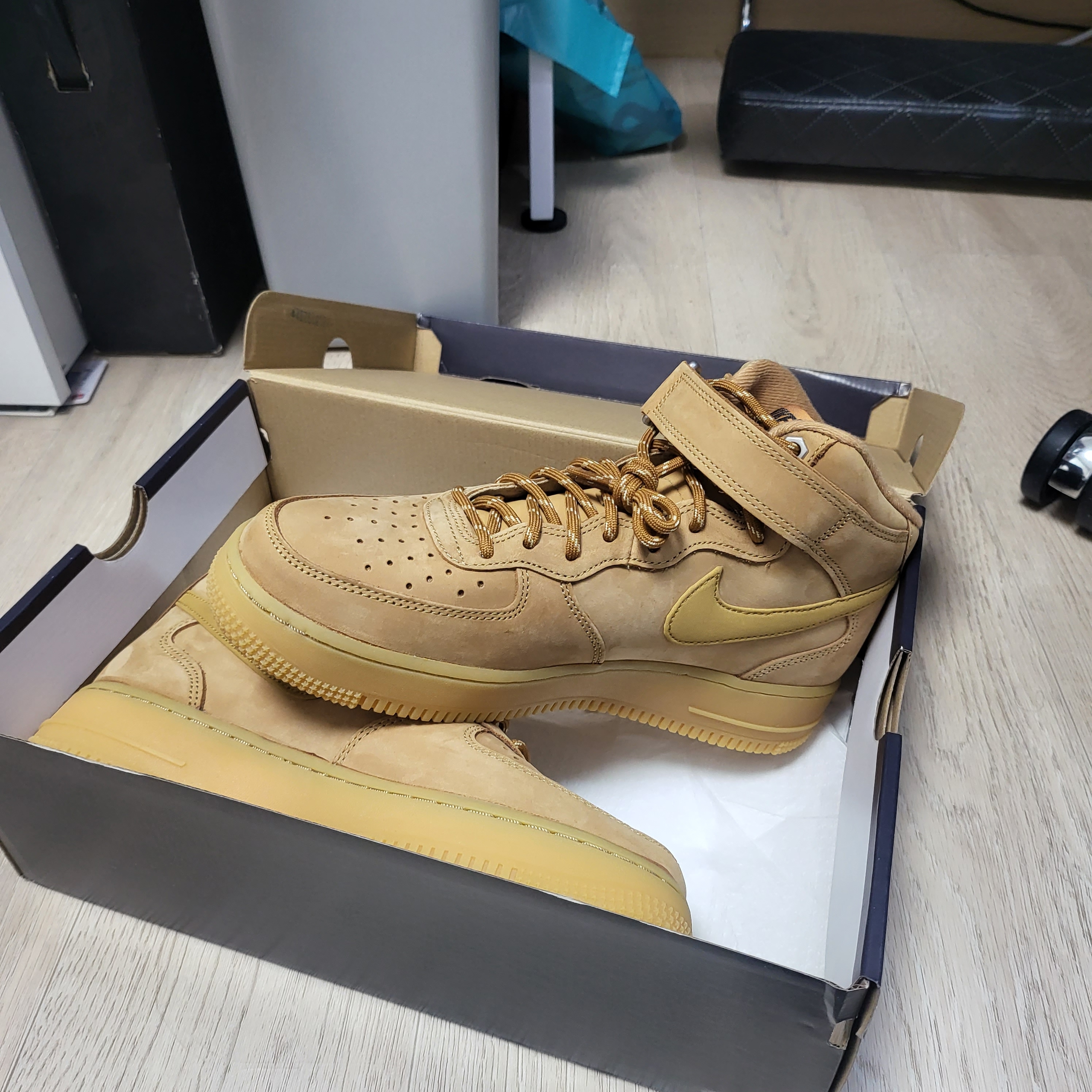 Nike Air Force 1 Mid '07 WB Flax 착용 스타일