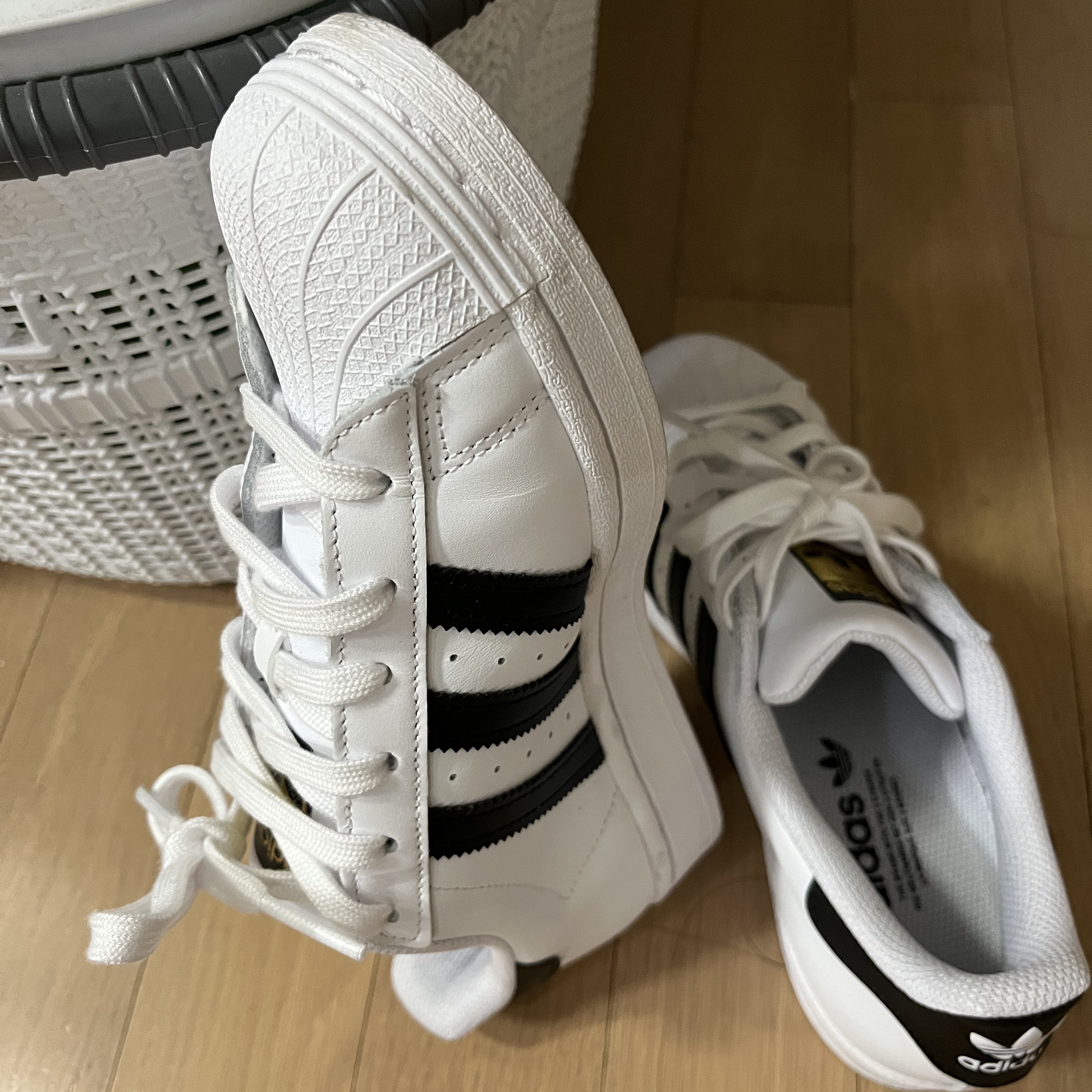 Adidas Superstar White Black 착용 스타일 - 2