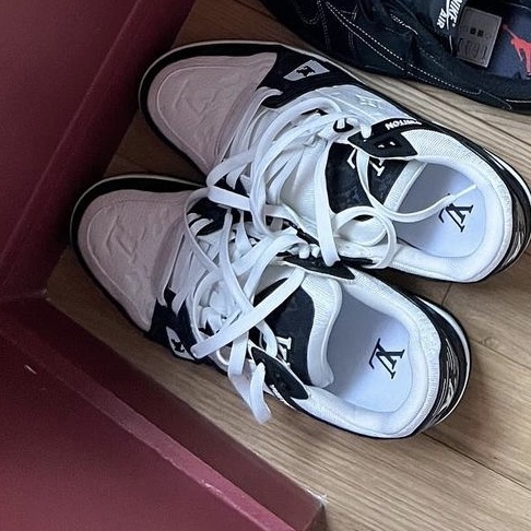 Louis Vuitton LV Trainer Sneakers Black 착용 스타일