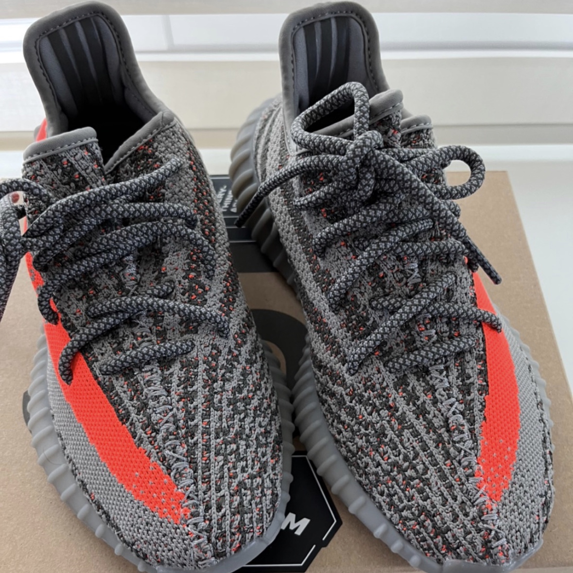 Adidas Yeezy Boost 350 V2 Beluga - Reflective 착용 스타일 - 1