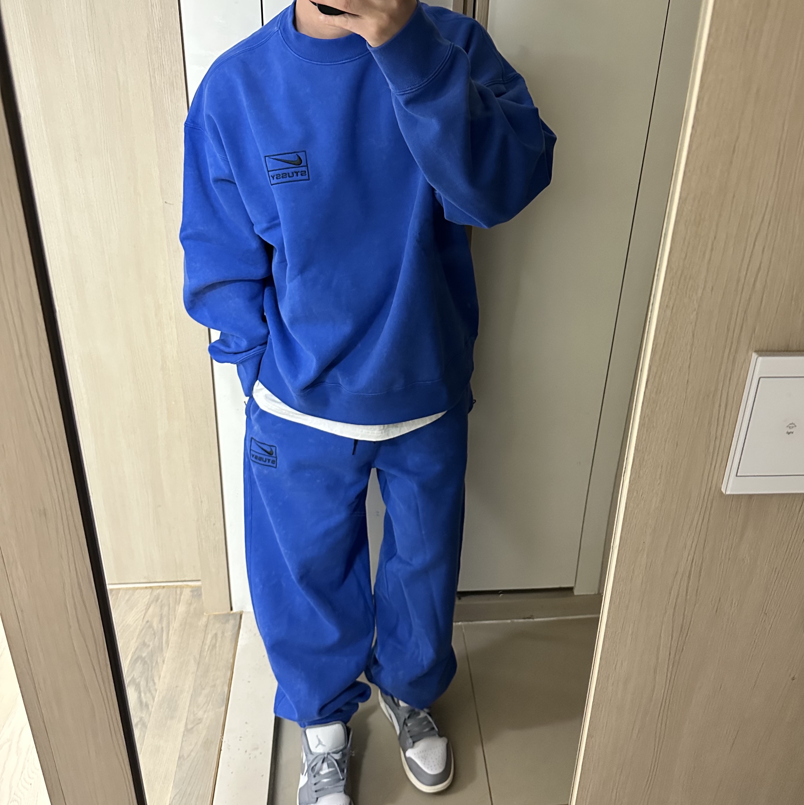 Nike x Stussy NRG Acid Washed Crewneck Game Royal (DR4024-480), Nike x Stussy NRG Acid Washed Fleece Pants Game Royal (DR4025-480) 착용 스타일 - 1
