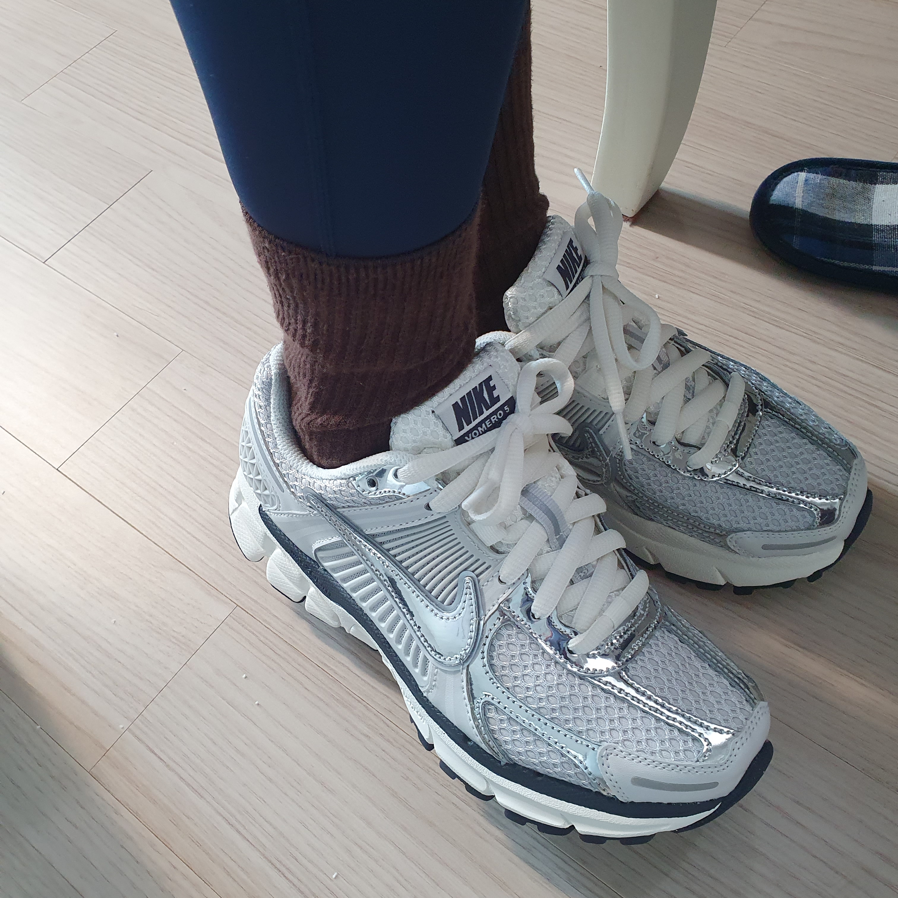 (W) Nike Zoom Vomero 5 Photon Dust and Metallic Silver 착용 스타일 - 2