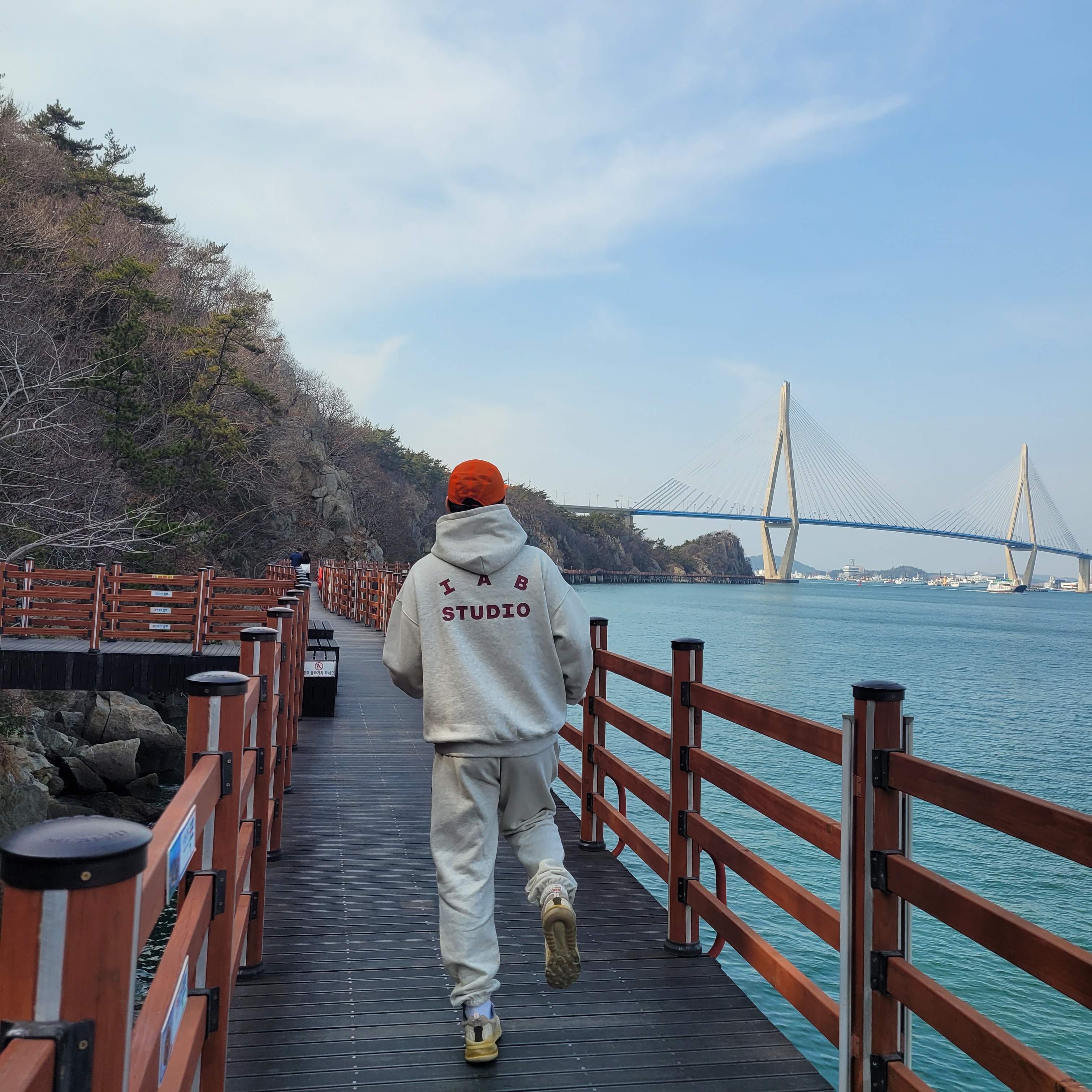IAB Studio Hoodie Oatmeal Burgundy, IAB Studio Sweatpants Oatmeal Burgundy - 22SS 착용 스타일 - 2