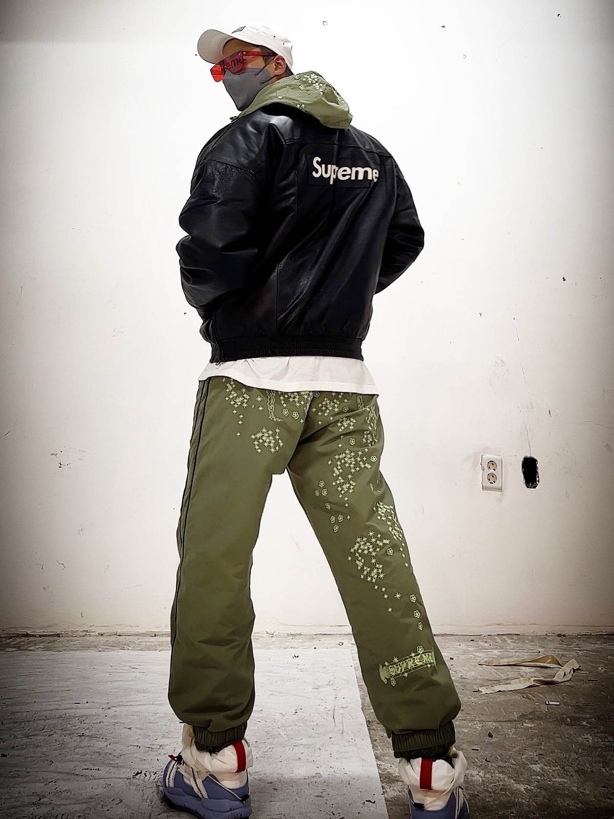 Supreme Mirror Camp Cap White - 21FW, Supreme Chicago Box Logo T-Shirt White - 22FW 착용 스타일 - 3