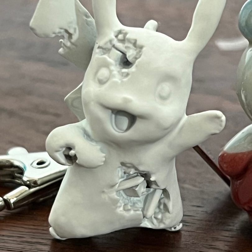 Daniel Arsham x Pokemon x 2G Tokyo Crystalized Pikachu Keychain 착용 스타일