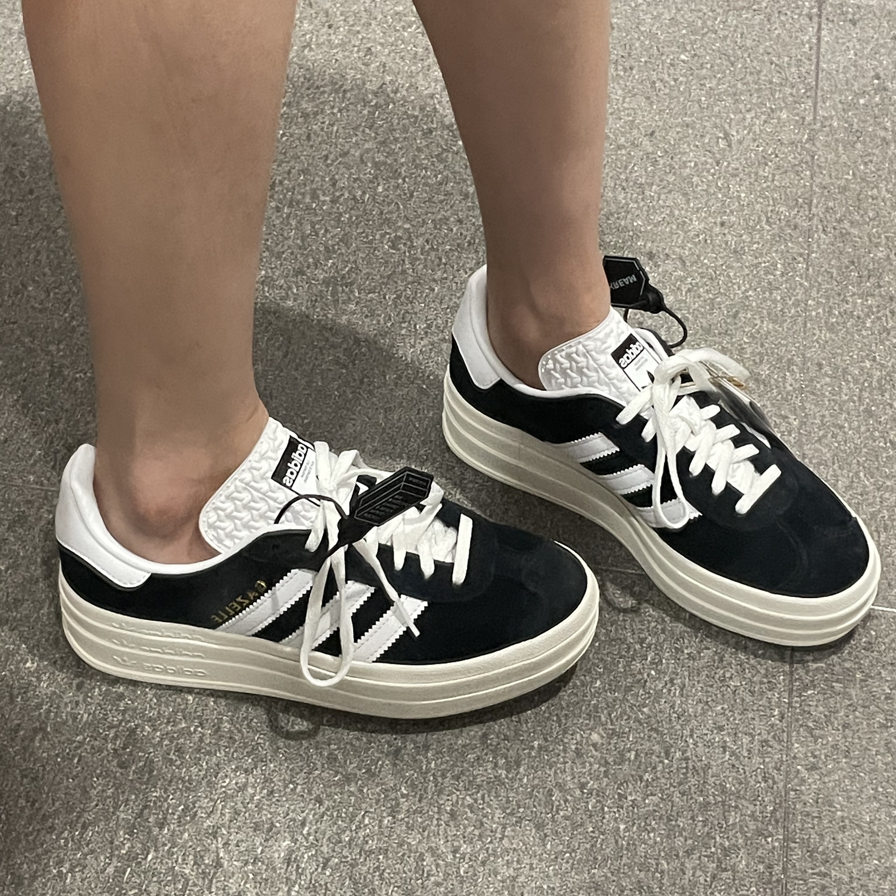 (W) Adidas Gazelle Bold Core Black Cloud White 착용 스타일