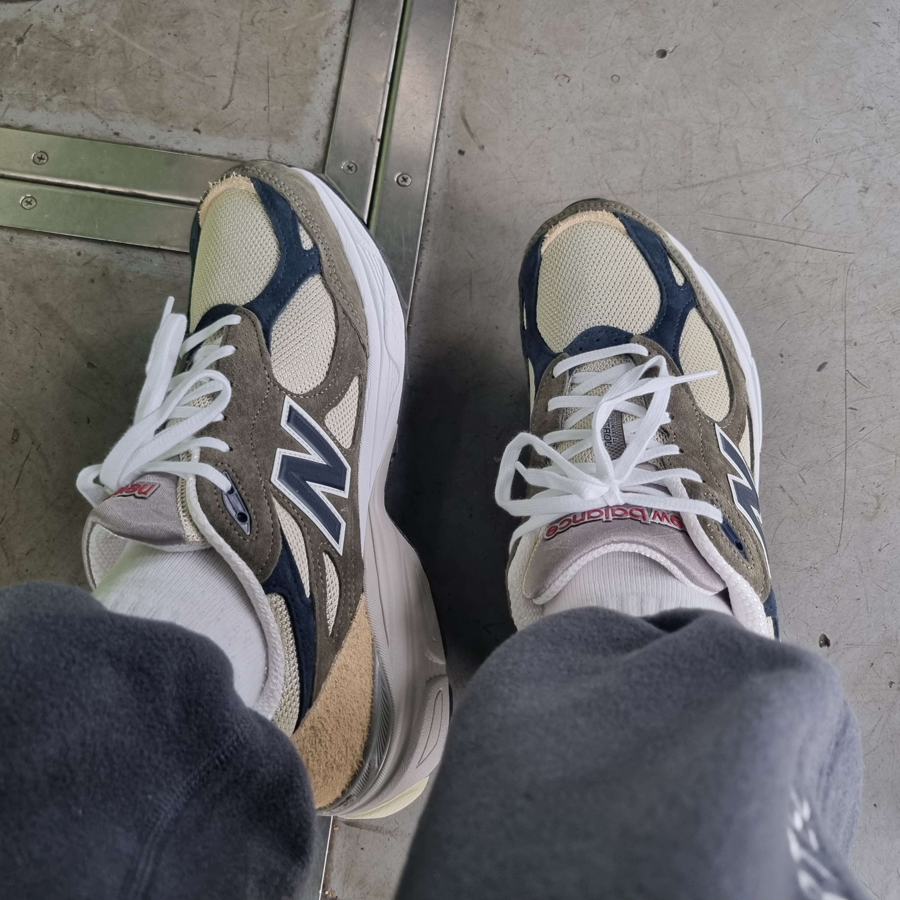 New Balance 990v3 Made in USA Olive 착용 스타일 - 2