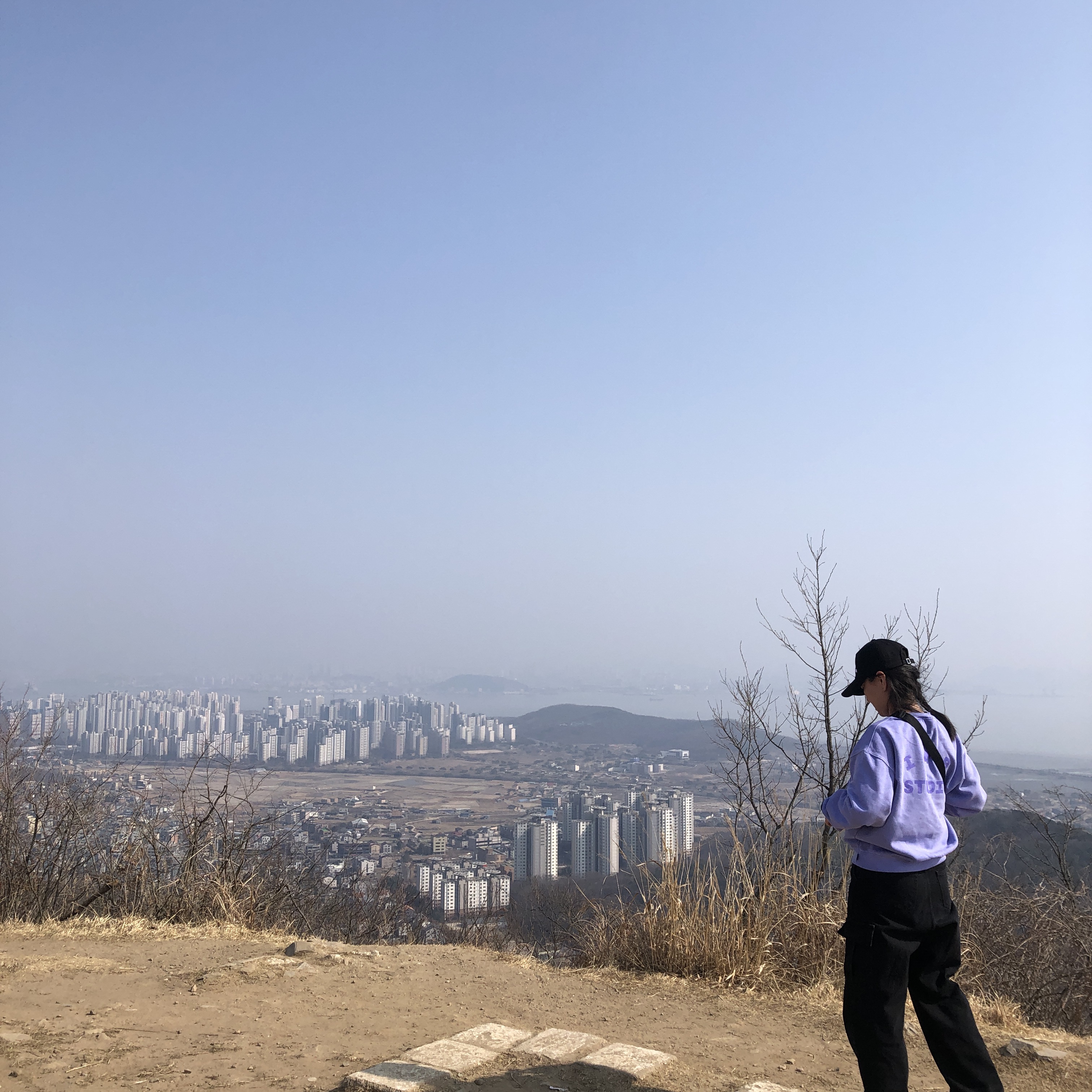 IAB Studio Pigment Sweatshirt & Mini Bag Lavender 착용 스타일