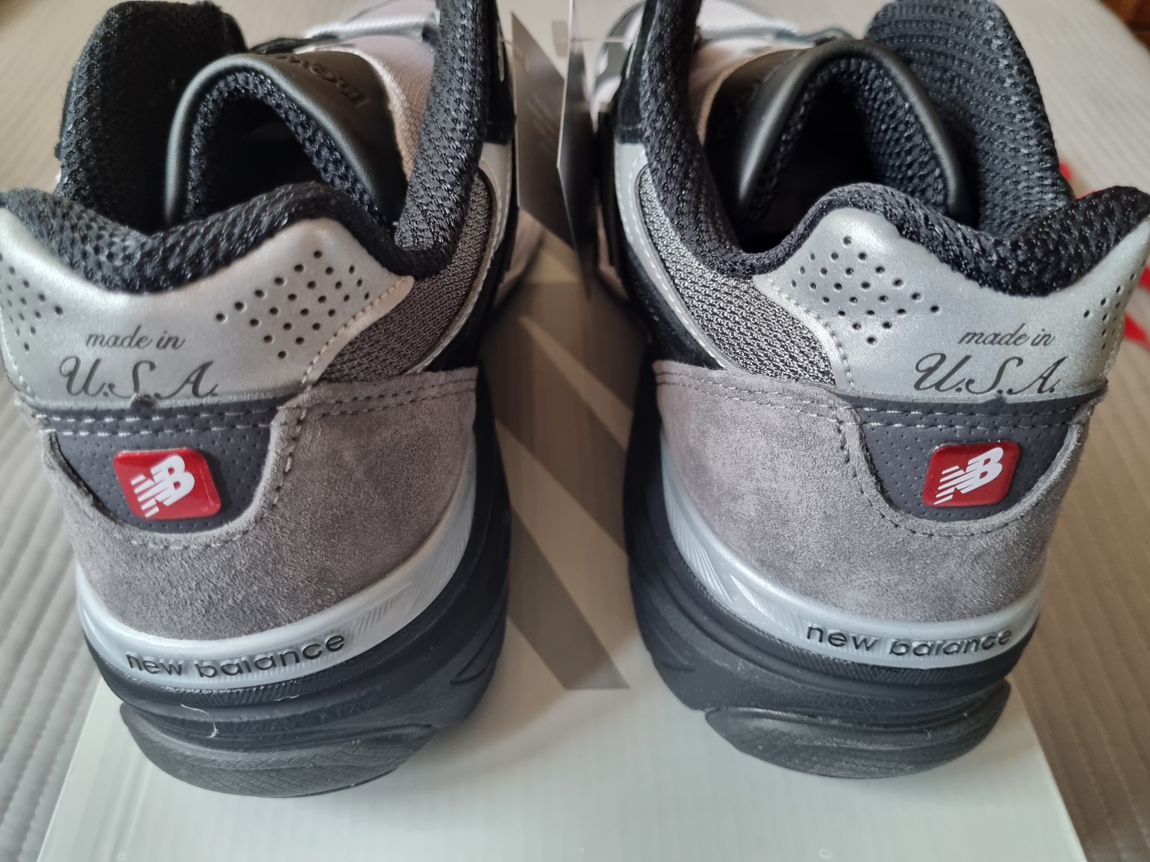 New Balance x DTLR 990v3 Grey Scale 착용 스타일 - 3