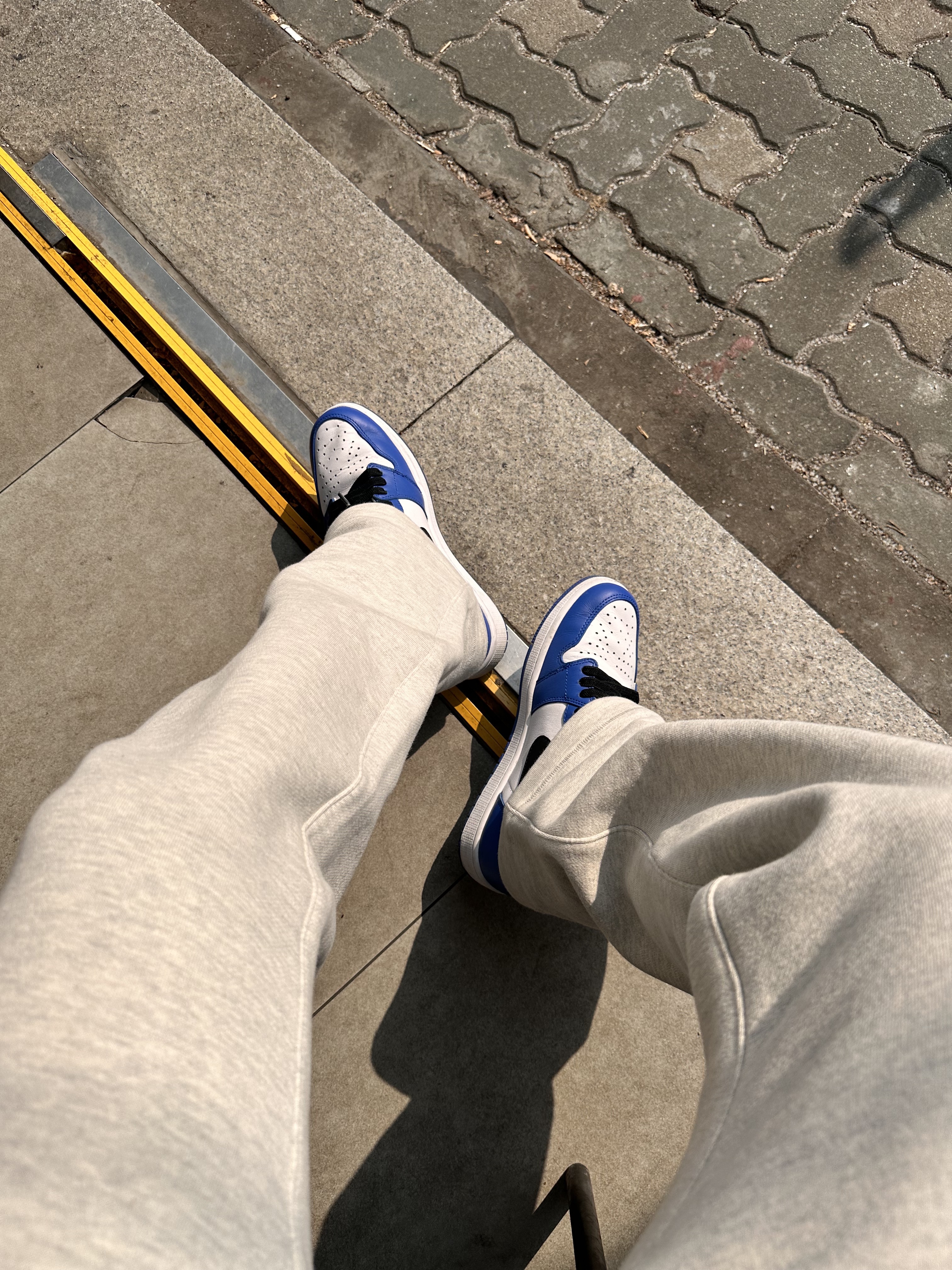 Essentials The Core Collection Relaxed Sweatpants Light Oatmeal, Jordan 1 Retro High Game Royal 착용 스타일