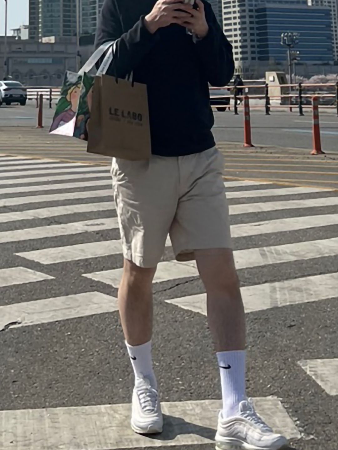 Nike Air Max 97 Triple White Wolf Grey, Maison Kitsune Double Fox Head Patch Classic Sweatshirt Anthracite 착용 스타일