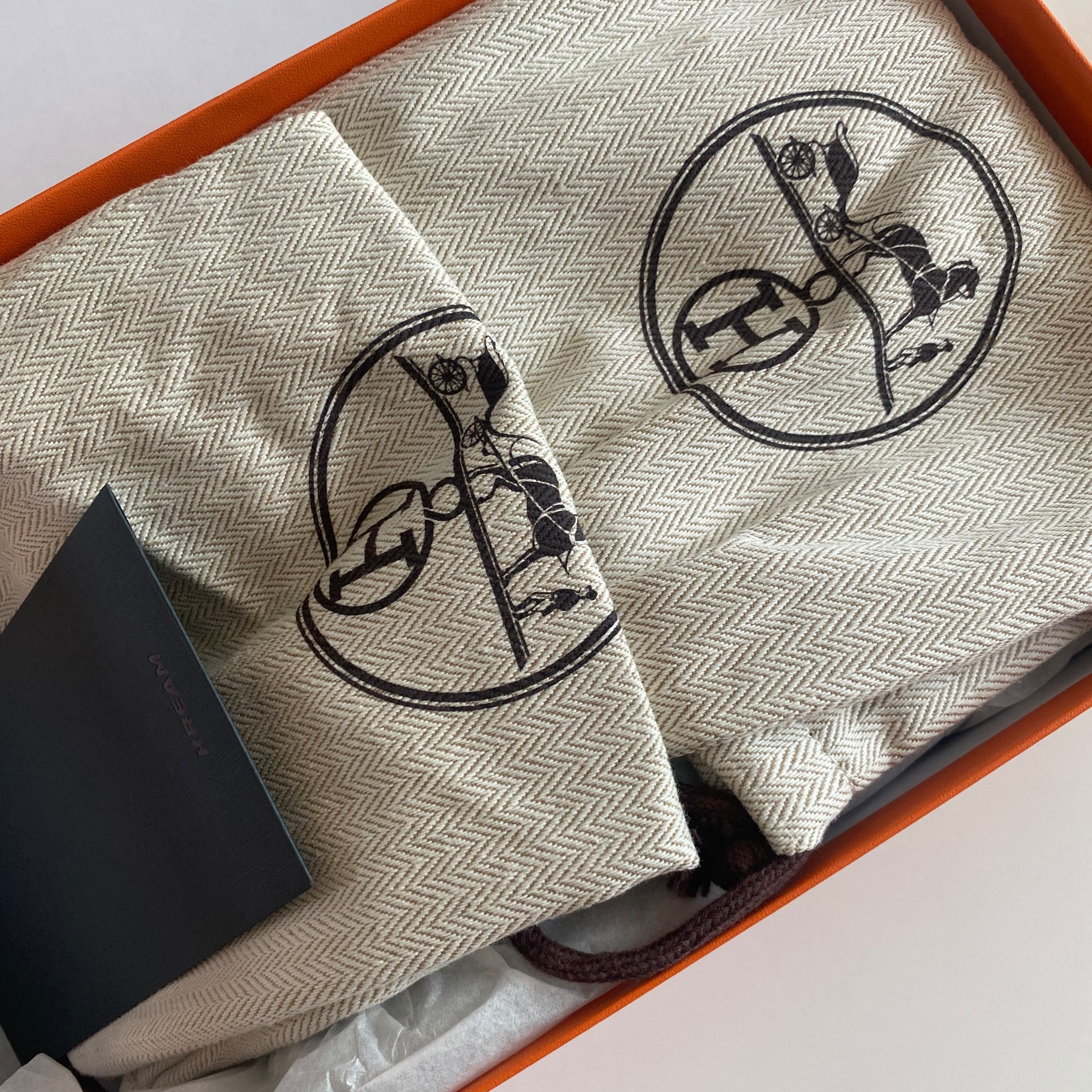 (W) Hermes Egerie Sandal Noir 착용 스타일 - 2