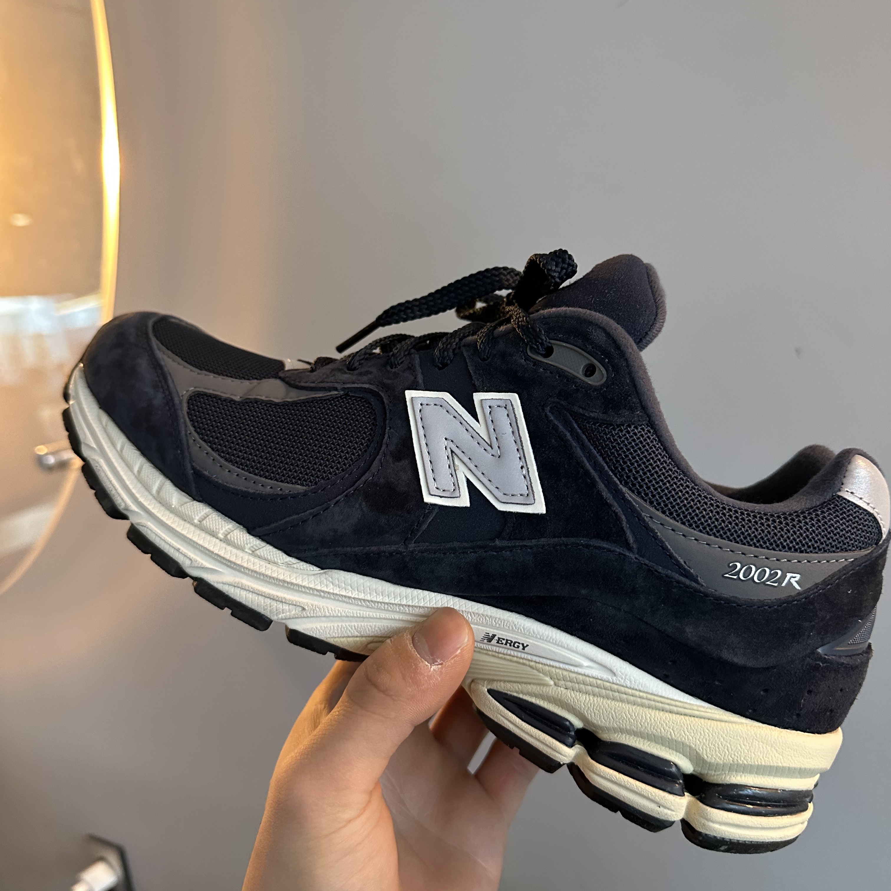 New Balance 2002R Eclipse Castlerock 착용 스타일