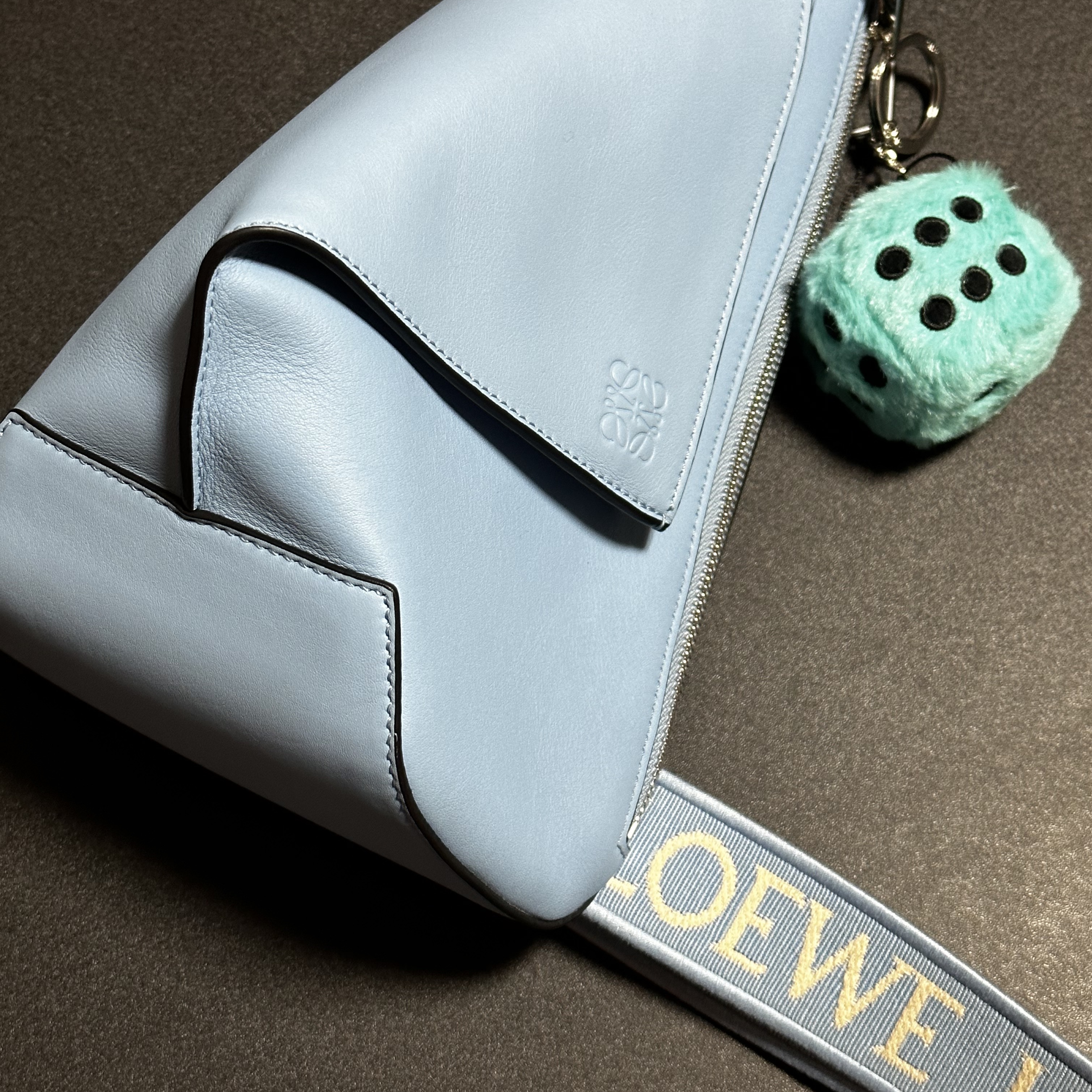 Stussy Fuzzy Dice Keychain Teal 착용 스타일