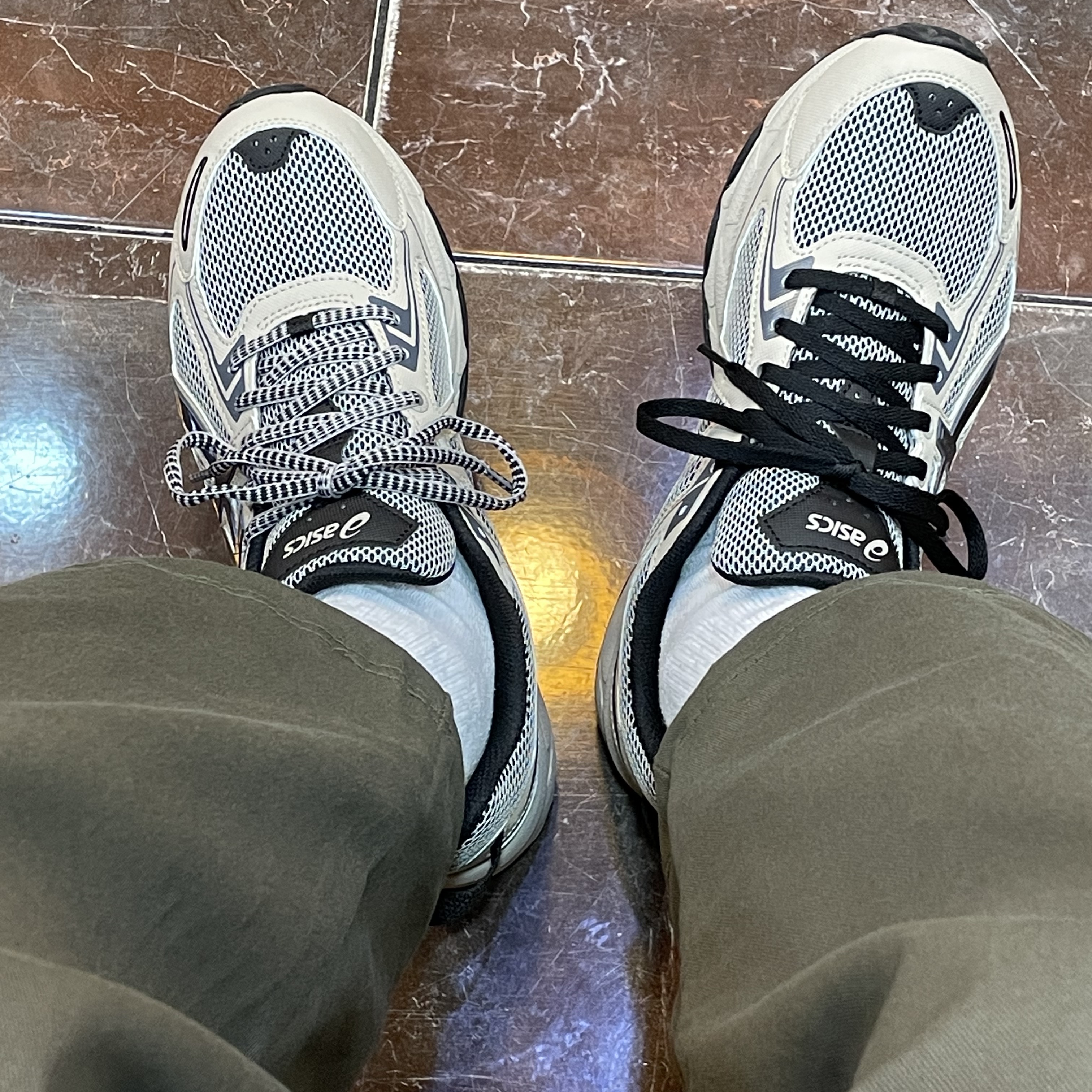 Asics Gel-Venture 6 Feather Grey Black 착용 스타일