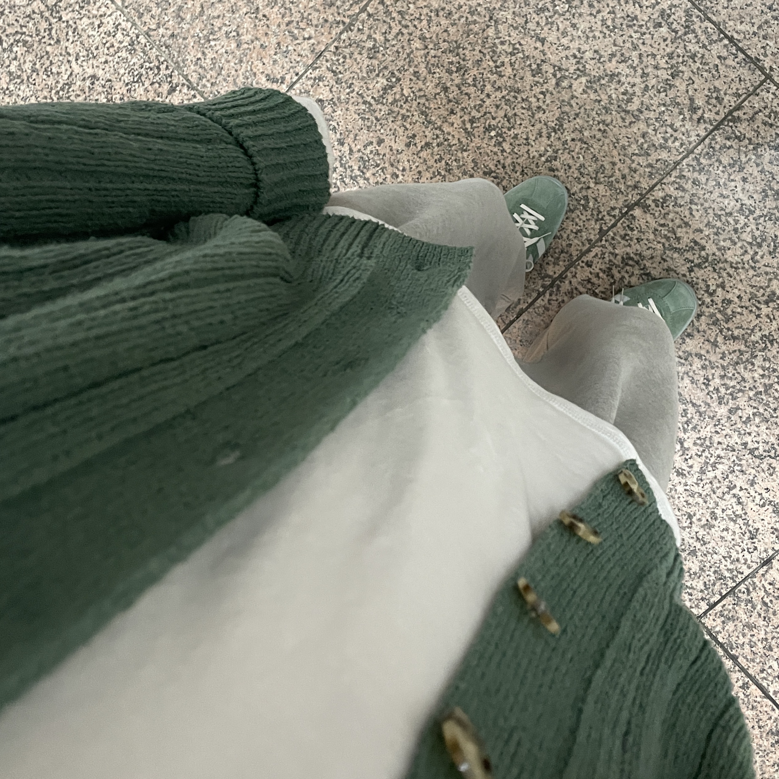 Adidas Tobacco Silver Green Pantone 착용 스타일 - 2