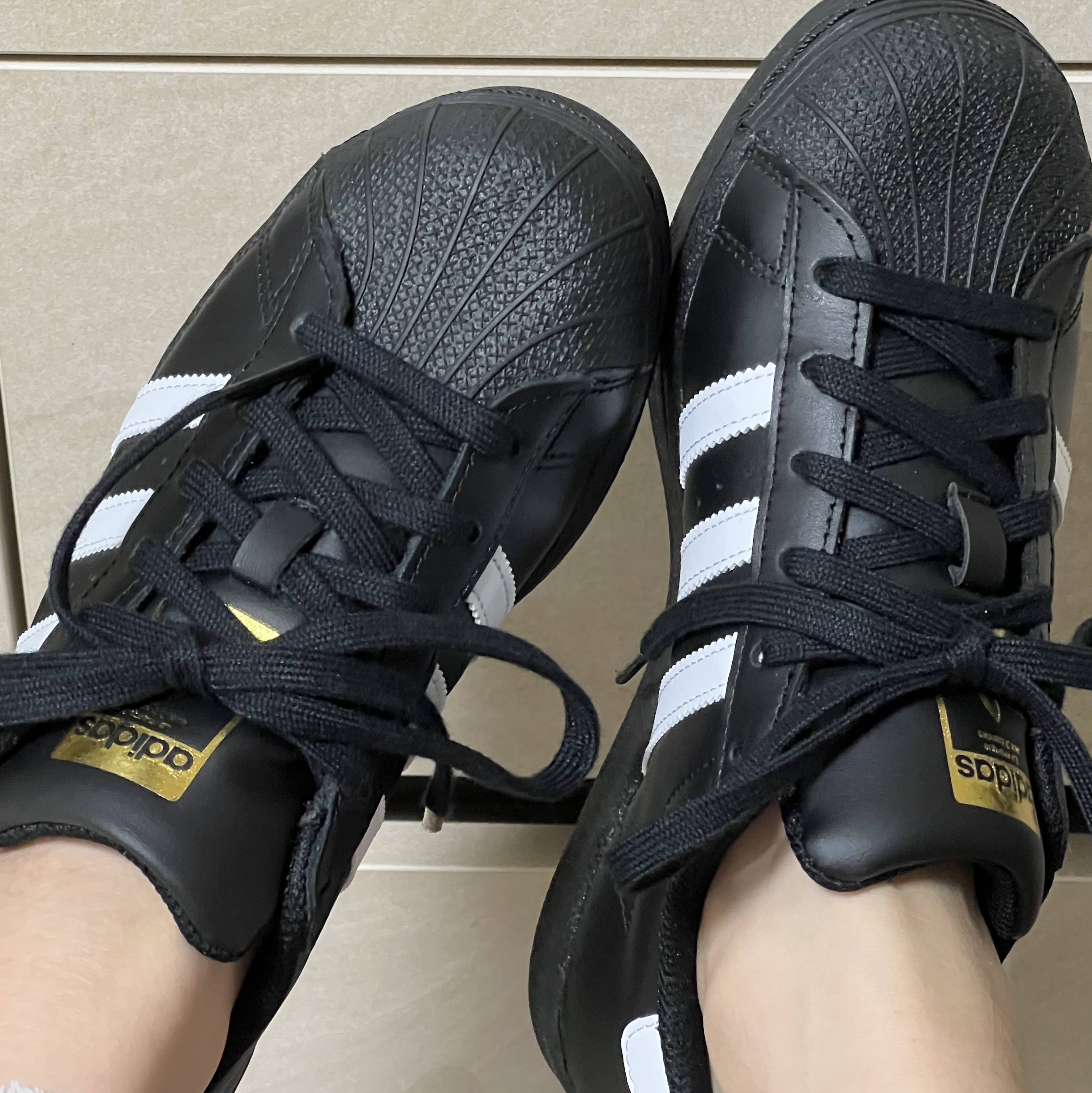 (J) Adidas Superstar Black White 착용 스타일