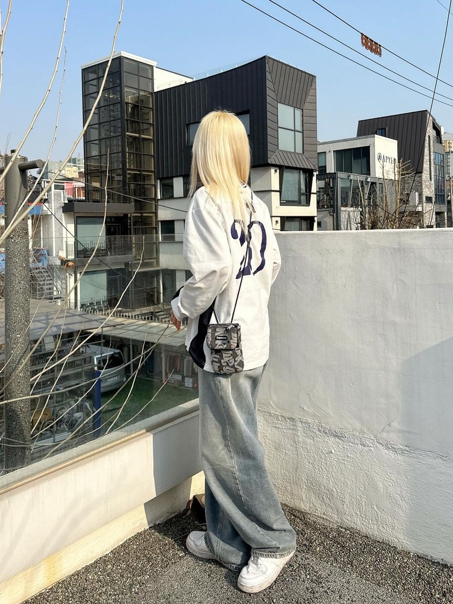 2000Archives Oversized Sporty T-Shirt White Pink 착용 스타일 - 1