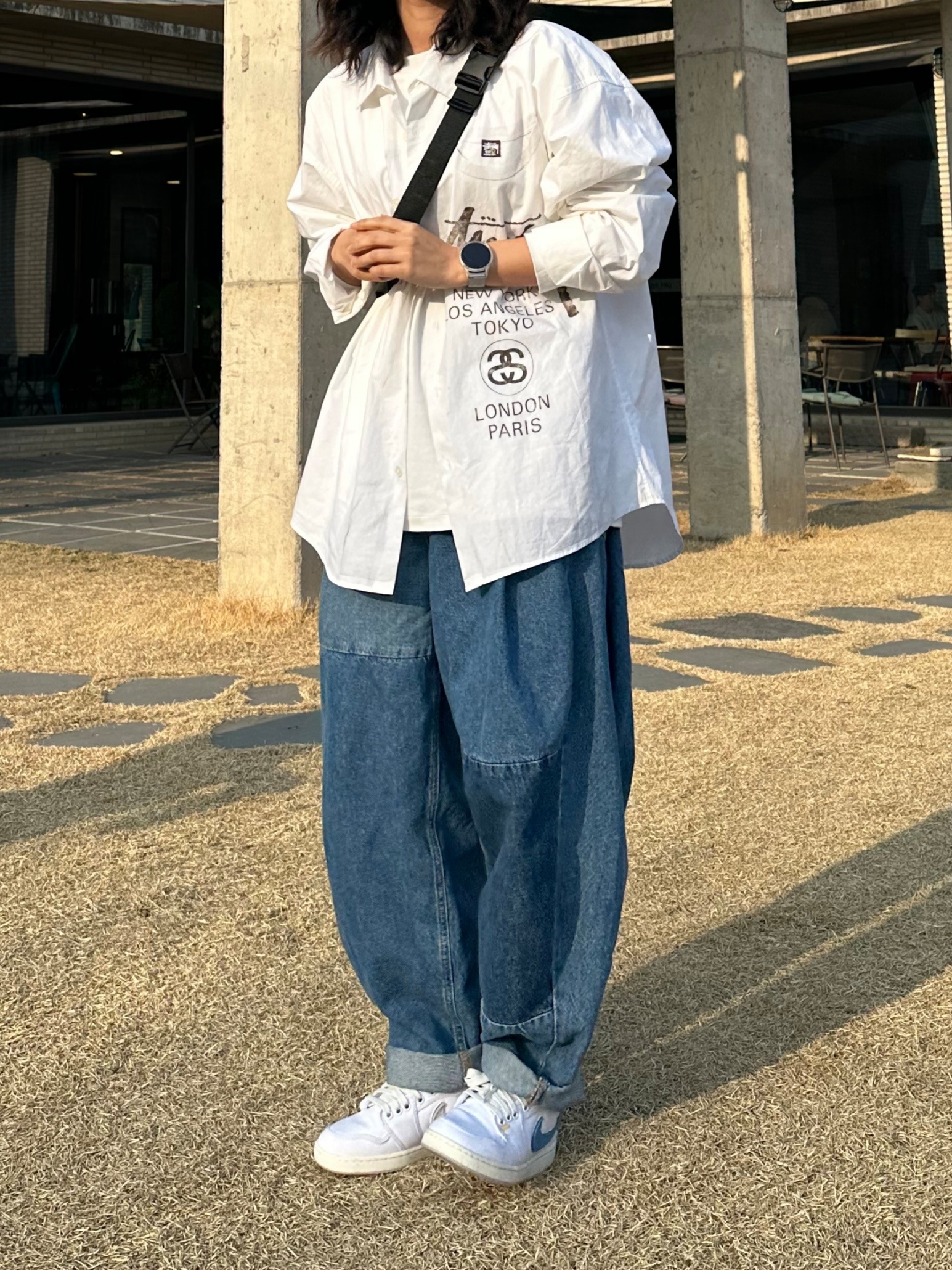 Stussy World Tour Shirt White, Zara x Ader Error Barrel Leg Jeans Blue 착용 스타일 - 2