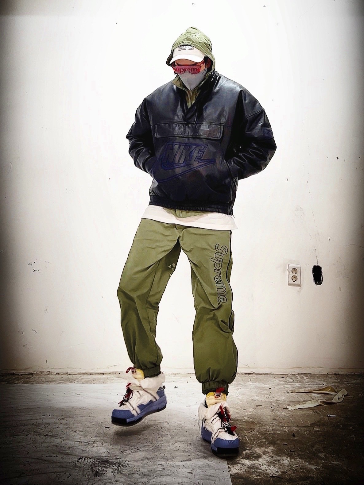 Supreme Mirror Camp Cap White - 21FW, Supreme Chicago Box Logo T-Shirt White - 22FW 착용 스타일 - 2