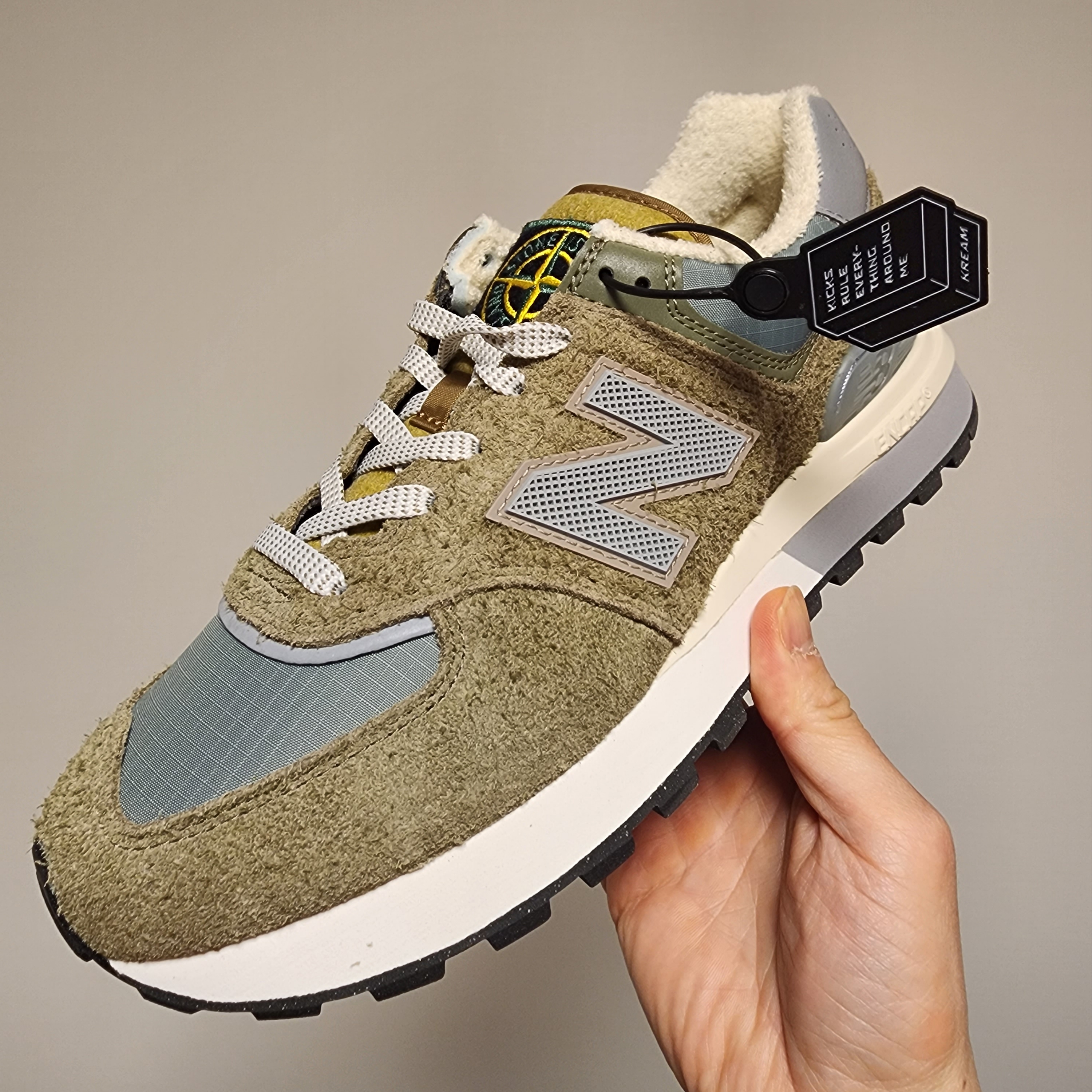 New Balance x Stone Island 574 Legacy Green 착용 스타일 - 1