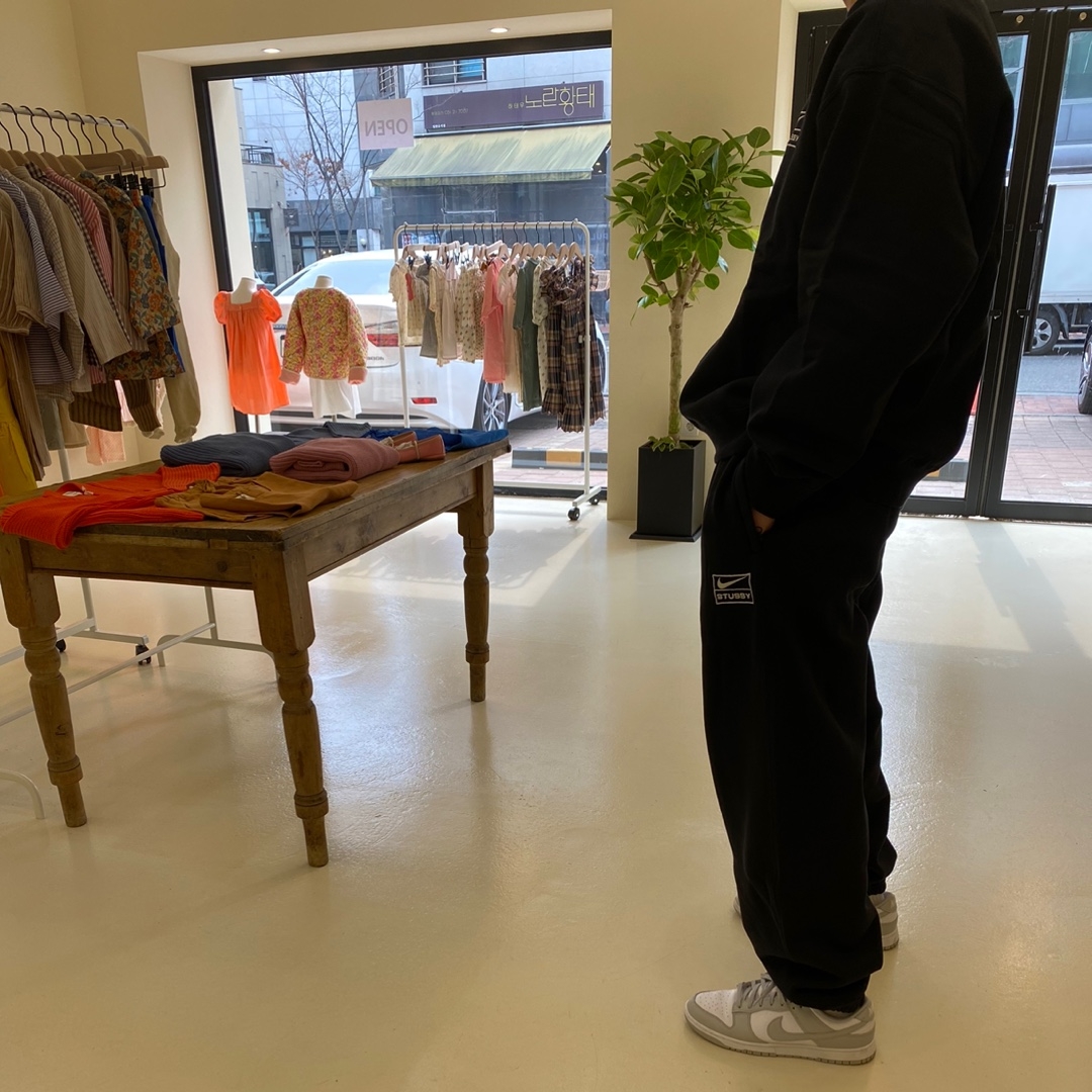 Nike x Stussy NRG Washed Fleece Crewneck Black (DO5310-010), Nike x Stussy NRG Washed Fleece Pants Black (DO5296-010) 착용 스타일 - 1