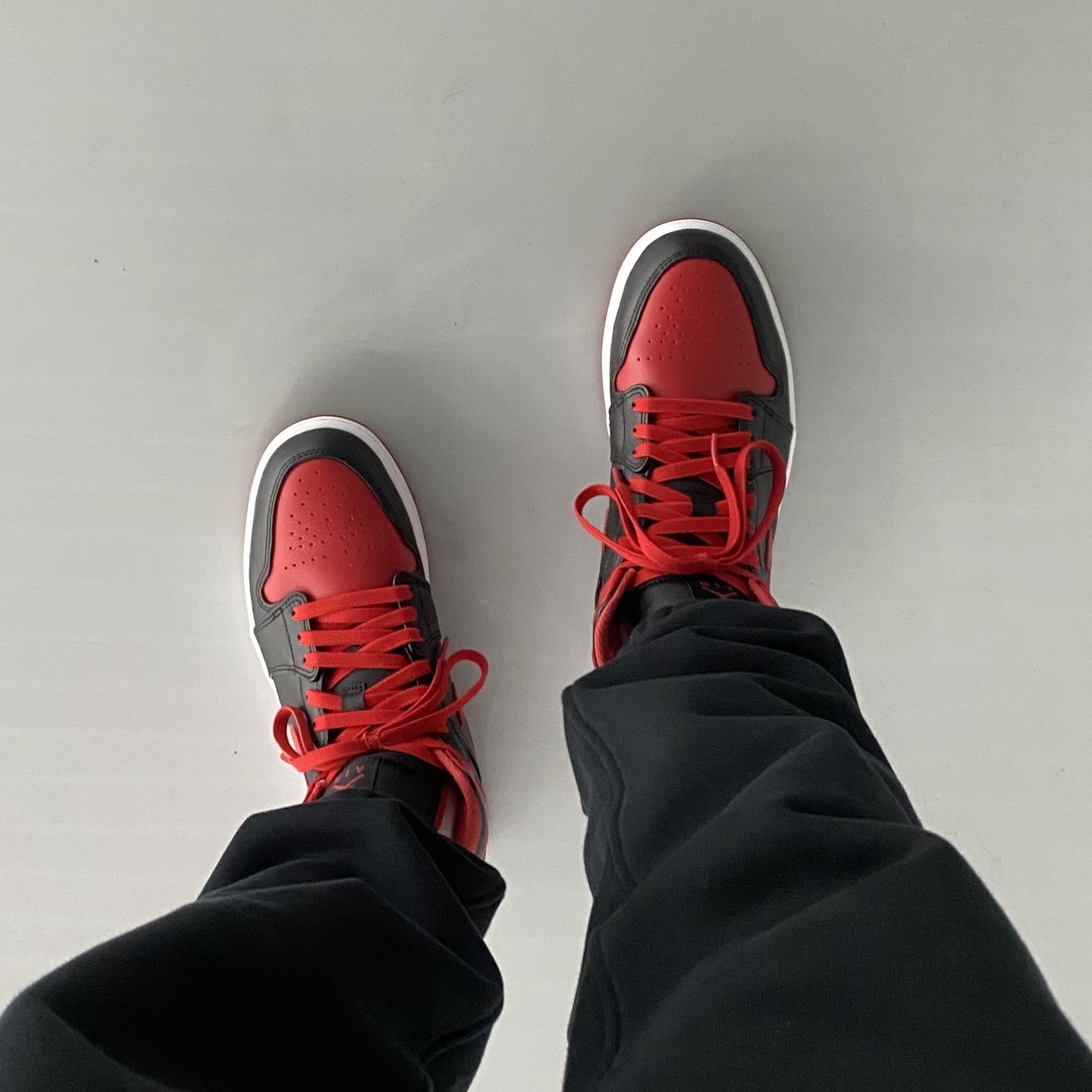 Jordan 1 Mid Black Fire Red 착용 스타일 - 2