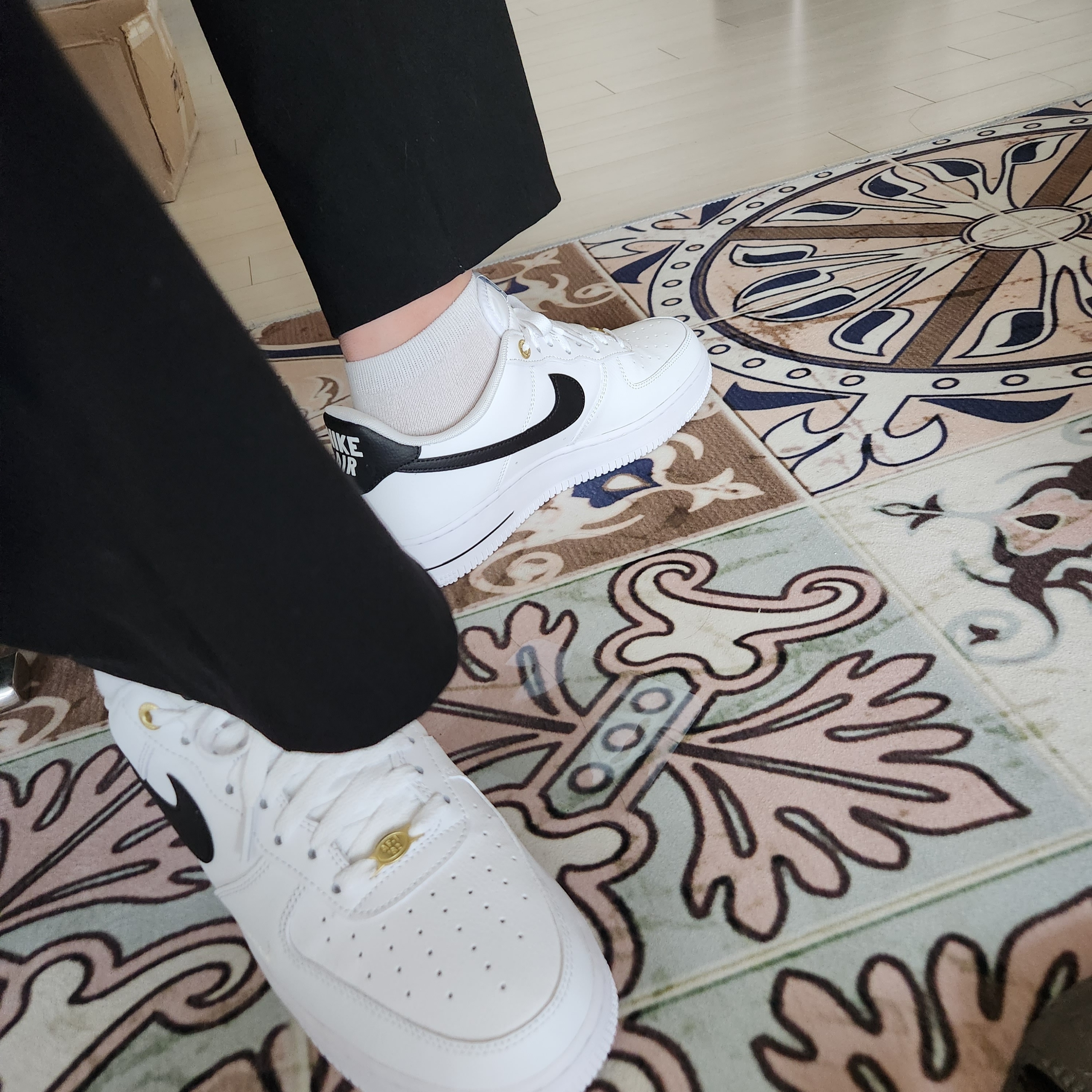 Nike Air Force 1 '07 LV8 40th Anniversary Join Forces White Black 착용 스타일 - 1