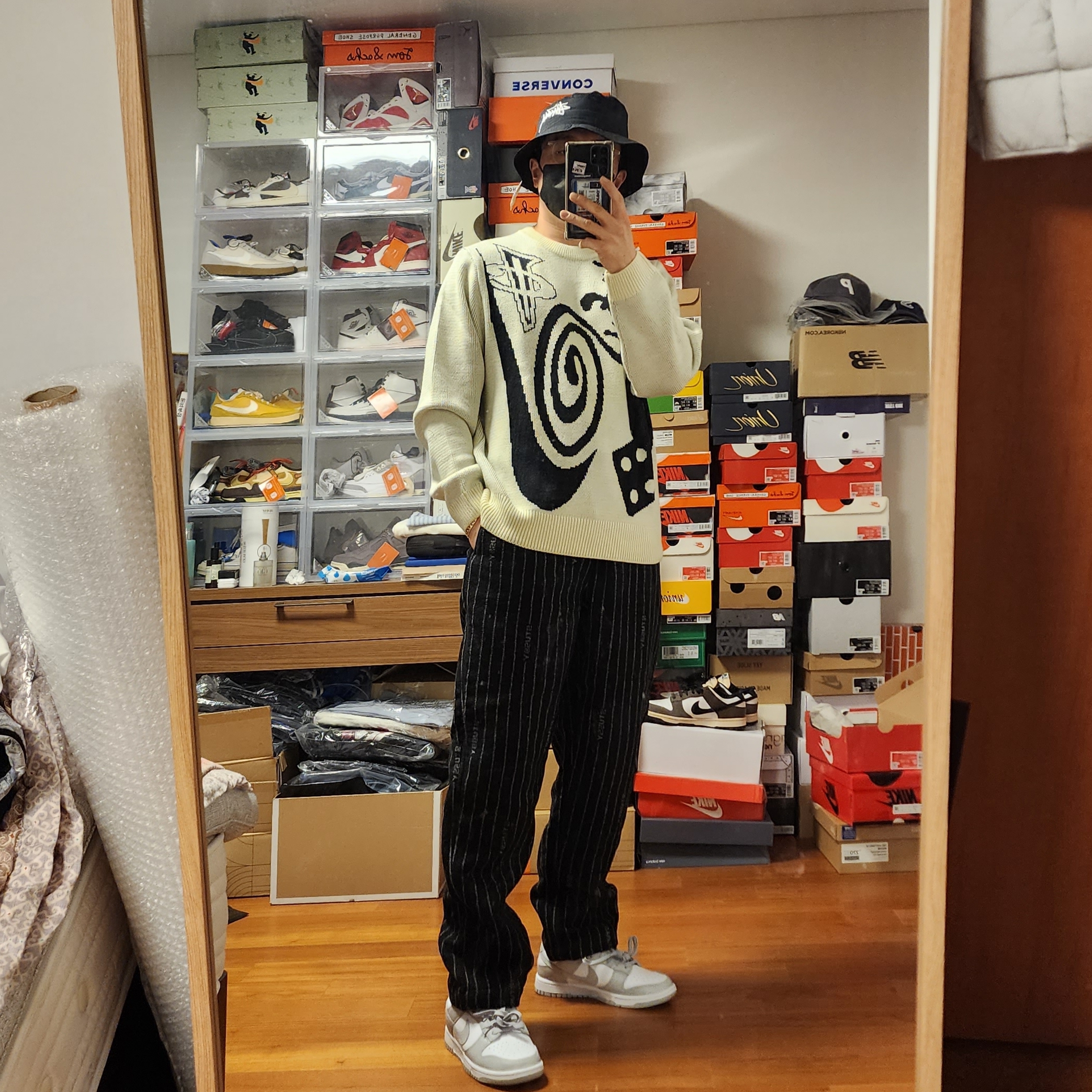 Nike x Stussy NRG LS Knit Sweater Fossil (DR2894-238), Nike x Stussy NRG Striped Wool Pants Black (DR4021-010) 착용 스타일 - 1