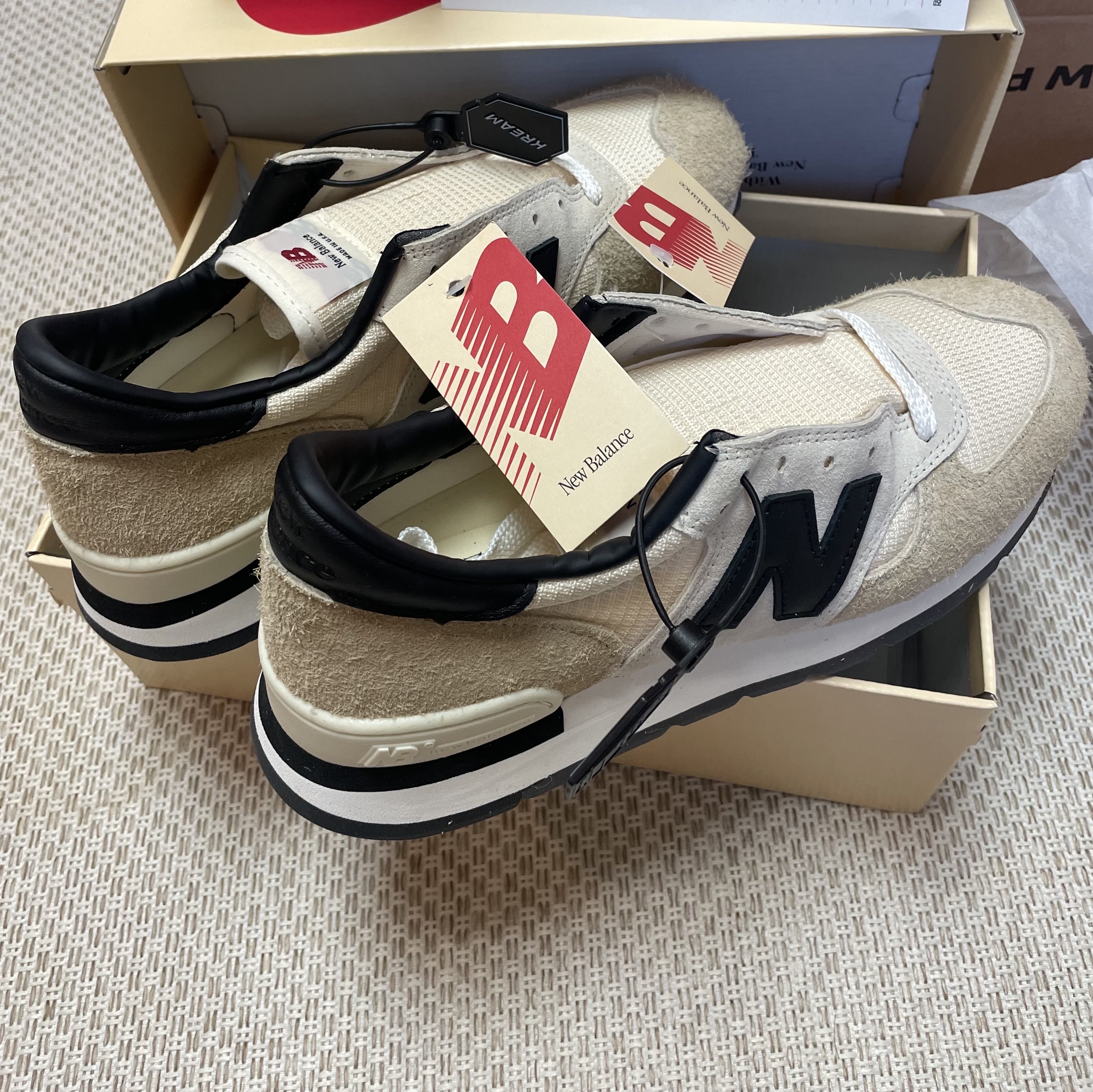 New Balance 990v1 Made in USA Incense Macadamia Nut 착용 스타일