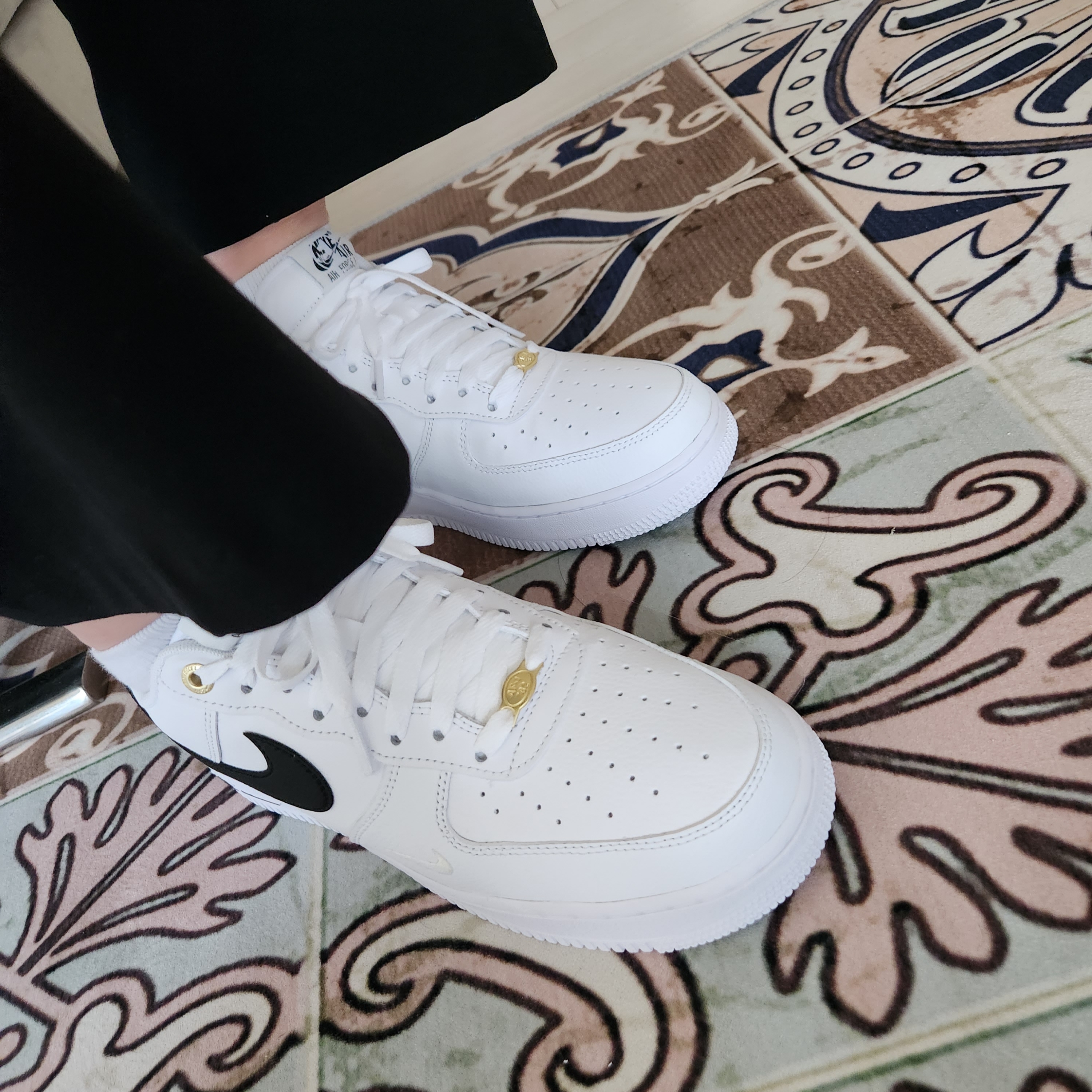 Nike Air Force 1 '07 LV8 40th Anniversary Join Forces White Black 착용 스타일 - 2