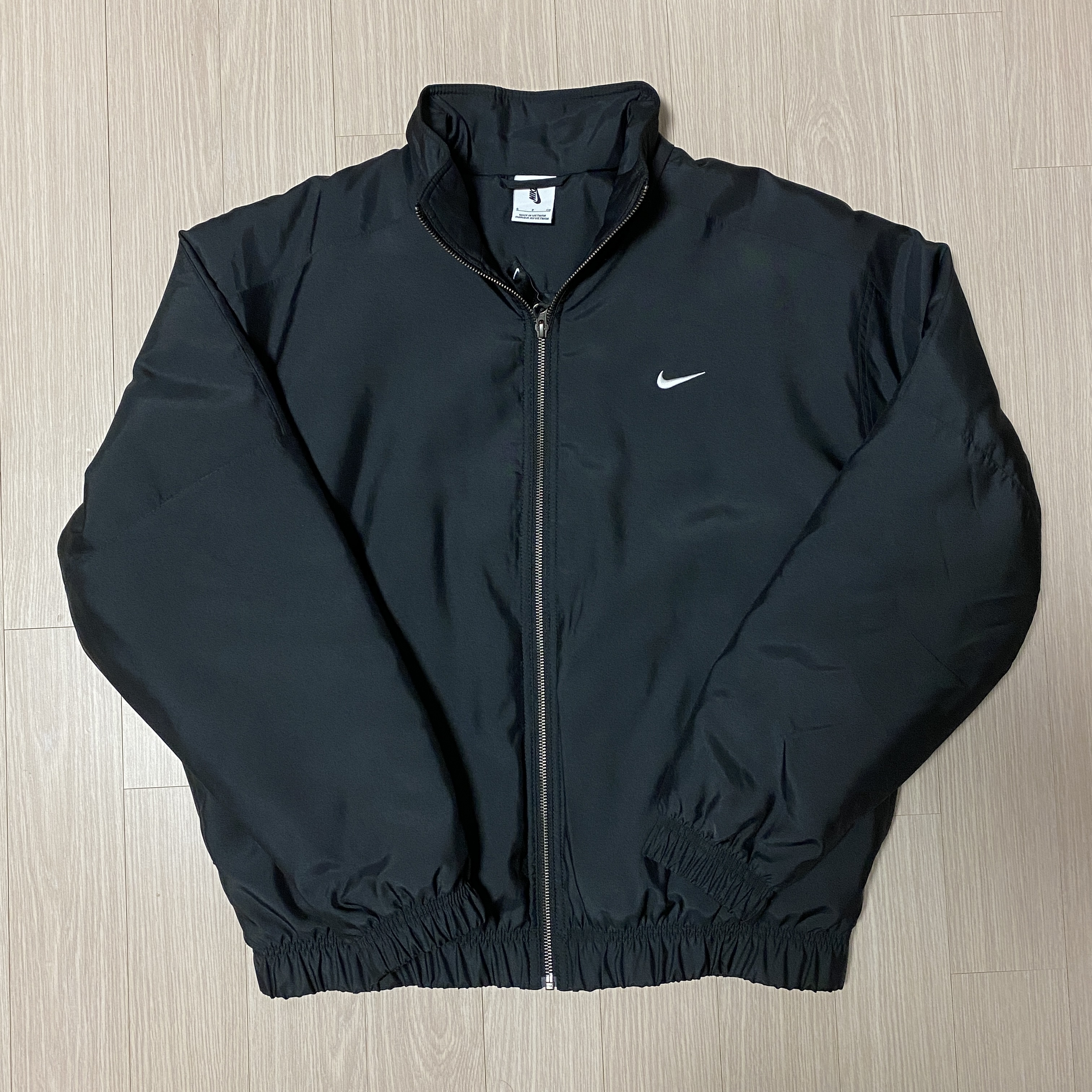 Nike NRG Solo Swoosh Satin Bomber Jacket Black Kumquat - US/EU, Nike NRG Solo Swoosh Satin Bomber Jacket Black Bleached Coral - US/EU 착용 스타일