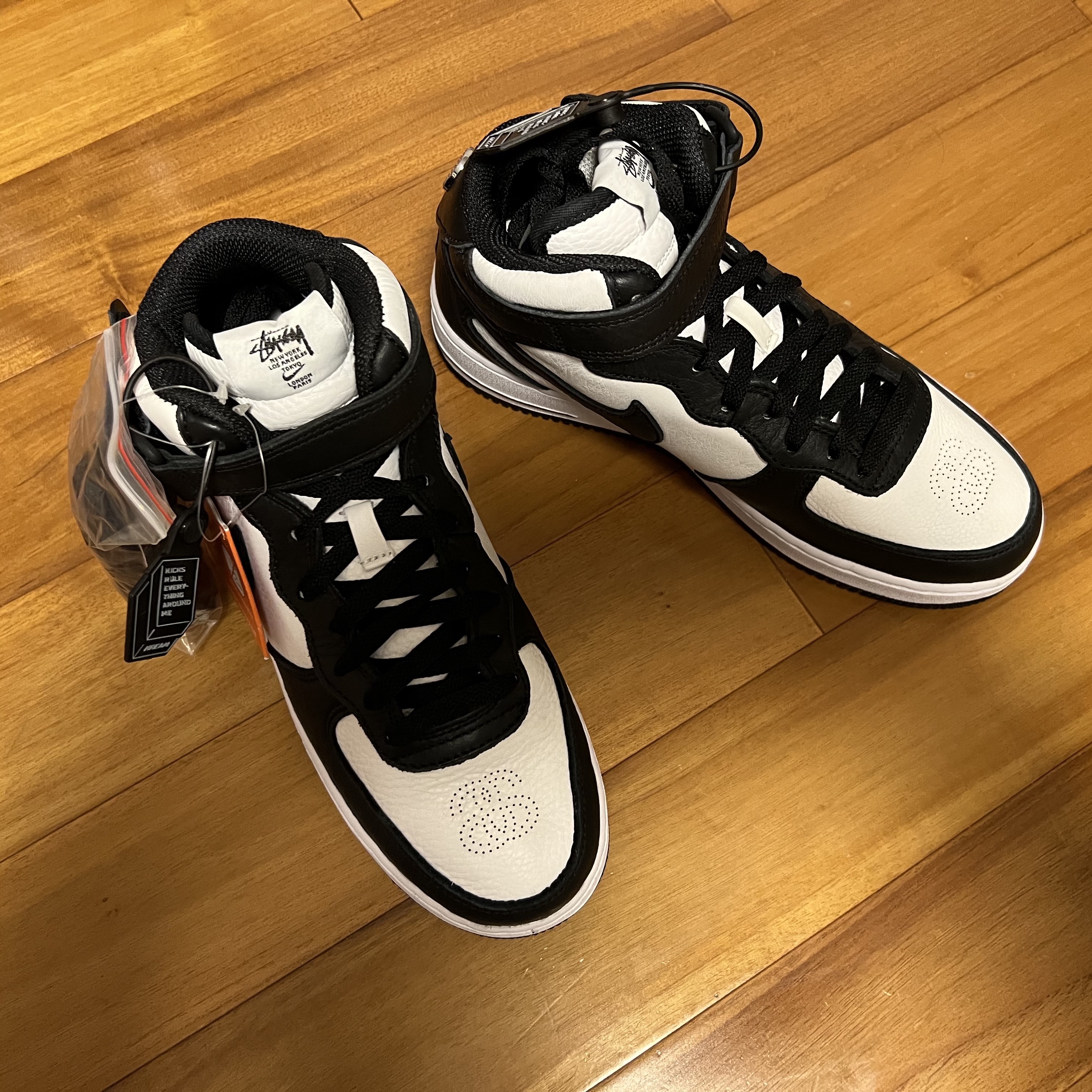 Nike x Stussy Air Force 1 '07 Mid SP Black and Light Bone 착용 스타일