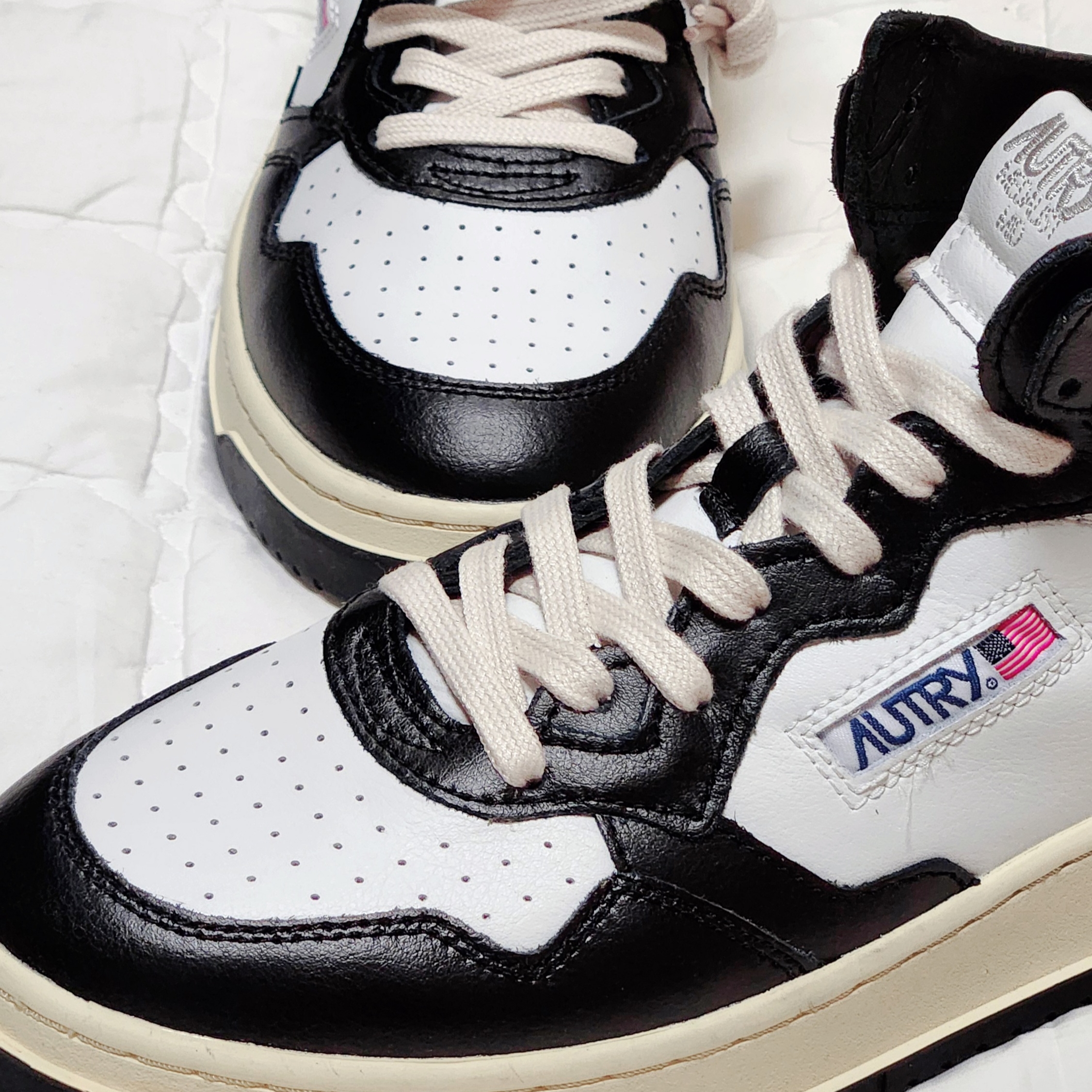 Autry Medalist Mid Leather Sneakers Black White 착용 스타일 - 1