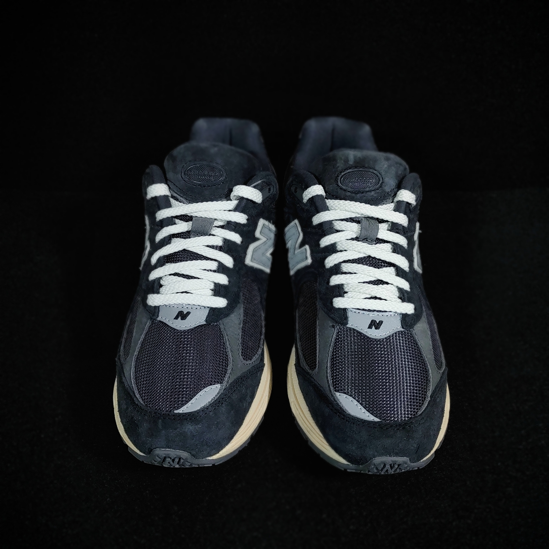 New Balance 2002R Special Vintage Black Grey 착용 스타일 - 1